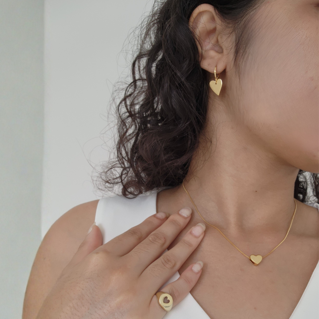 Kit Colar + Brinco Argola + Anel de Dedinho Regulável Coração — Banho de Ouro 18k