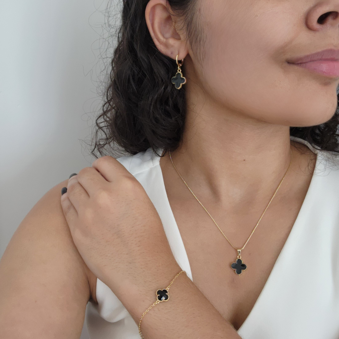 Kit Colar + Brinco Argola + Pulseira Trevo Resinado Preto - Banho de Ouro 18k