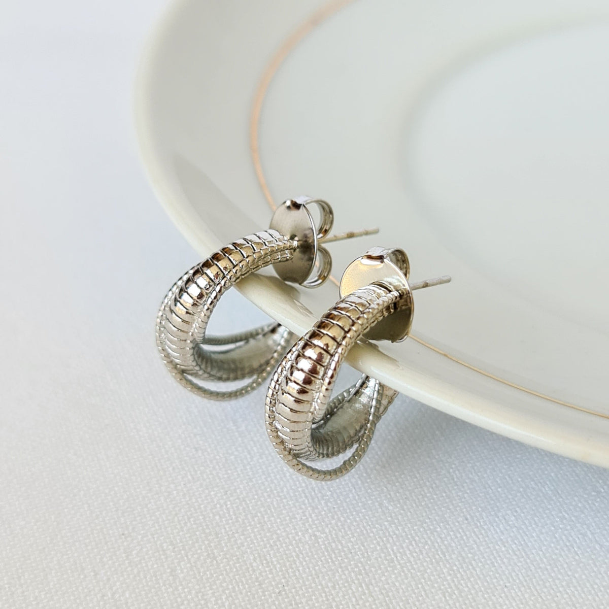 Brinco Argola Listrada com Fios - Banho de Ródio Branco