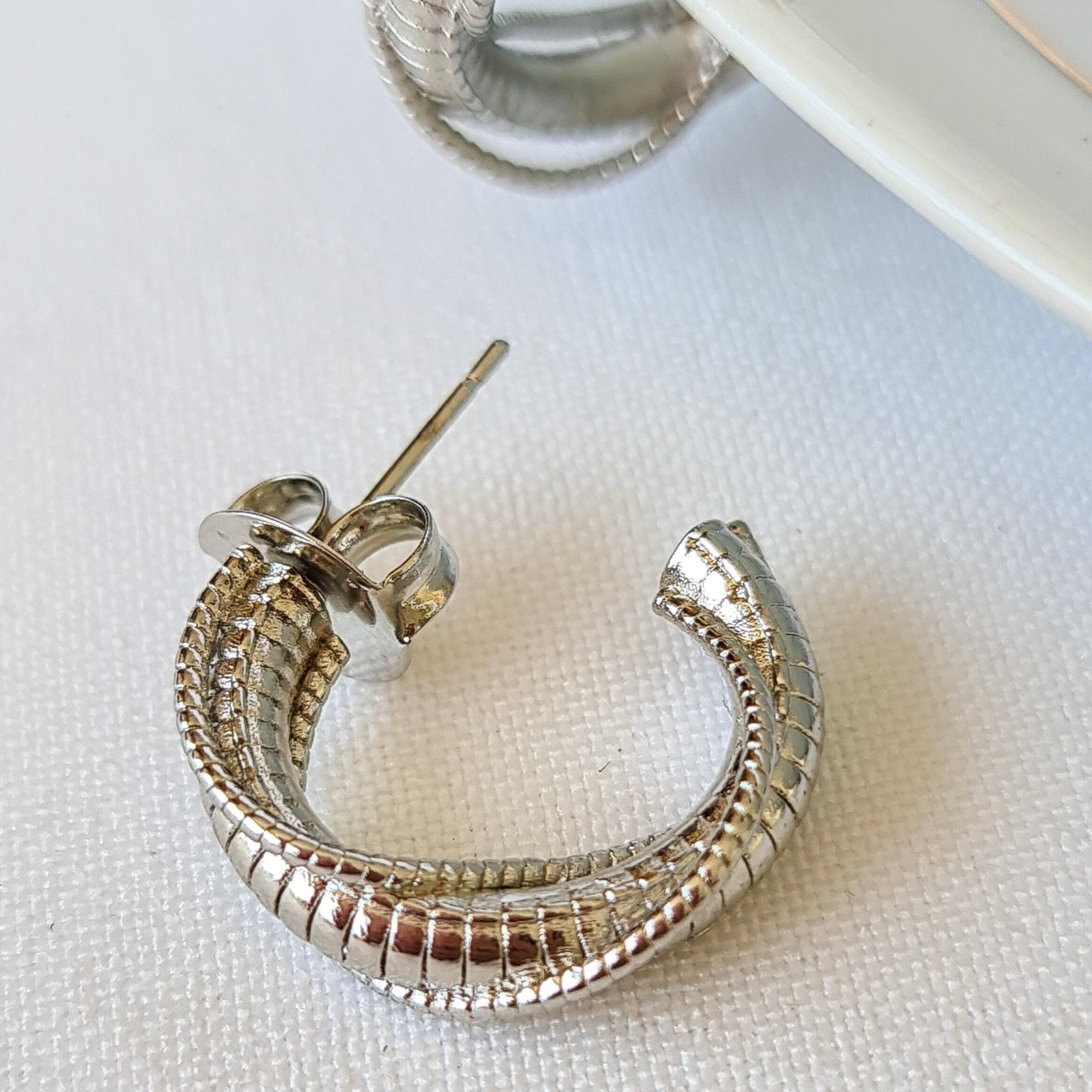 Brinco Argola Listrada com Fios - Banho de Ródio Branco