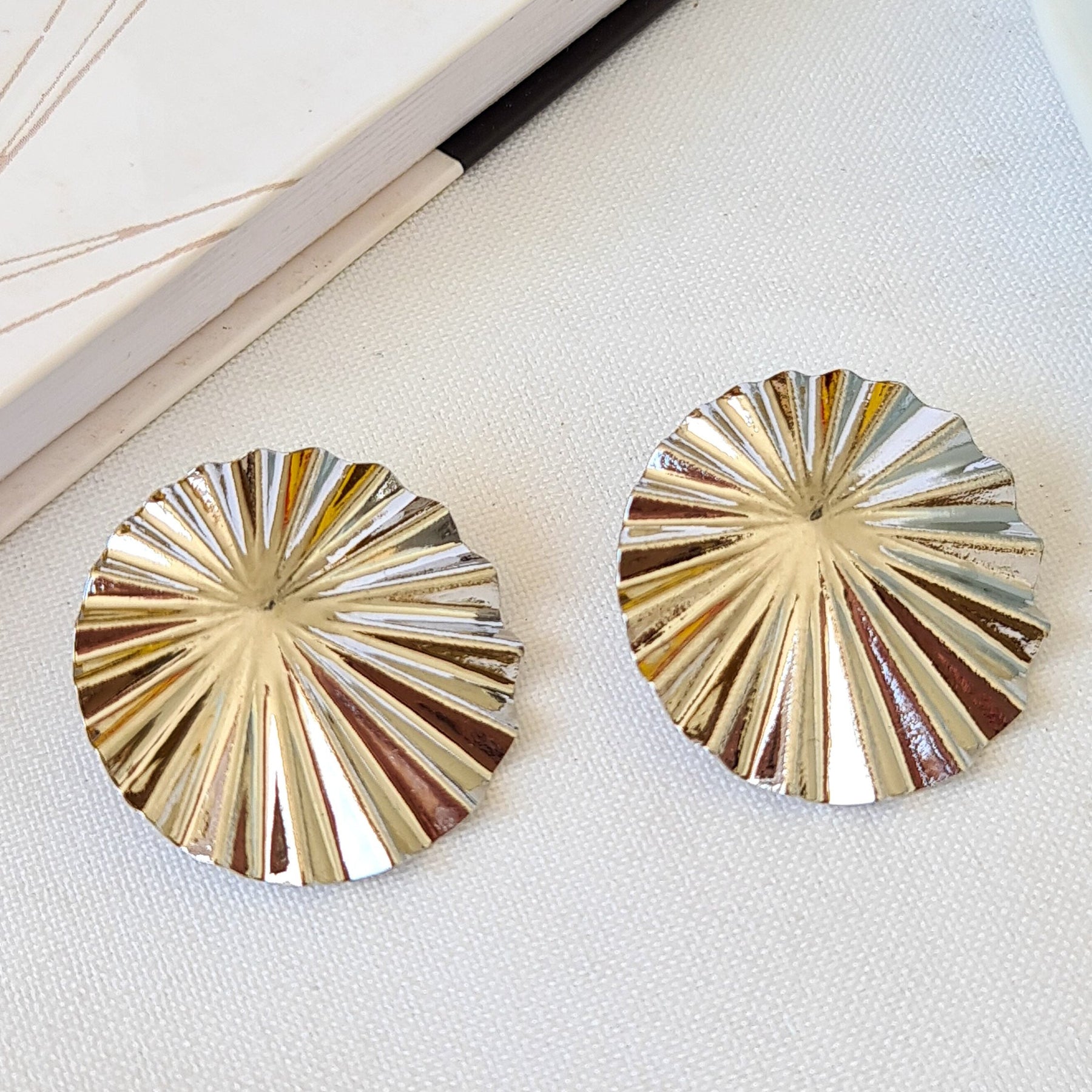 Brinco Redondo Orgânico Texturizado - Banho de Ródio Branco