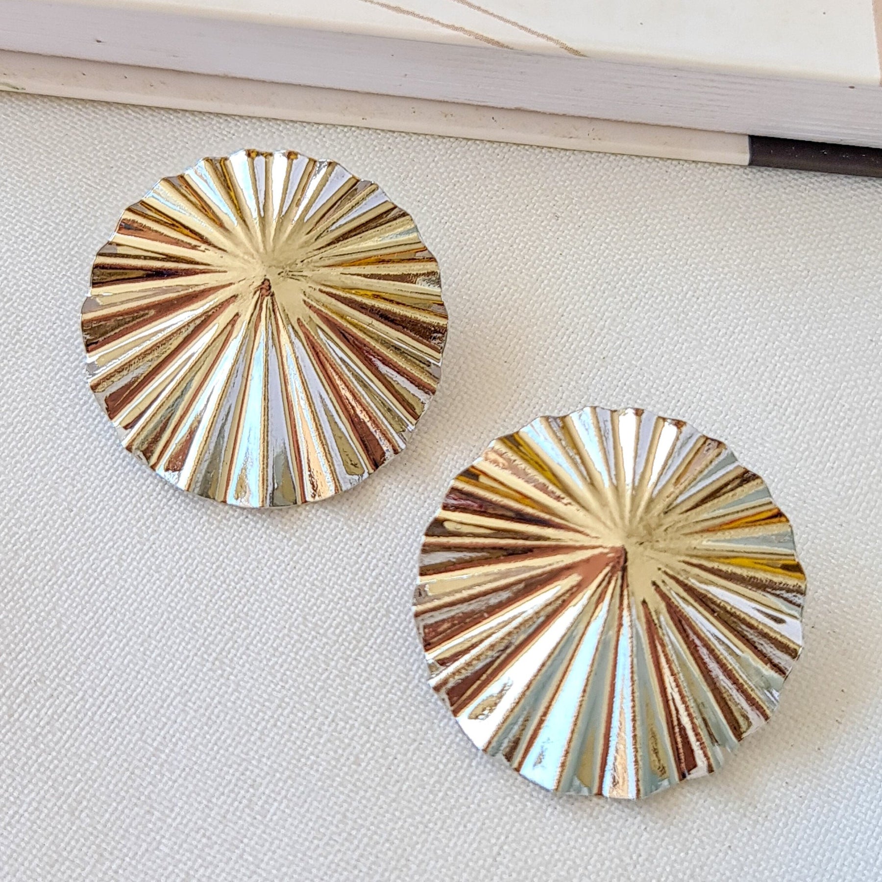 Brinco Redondo Orgânico Texturizado - Banho de Ródio Branco