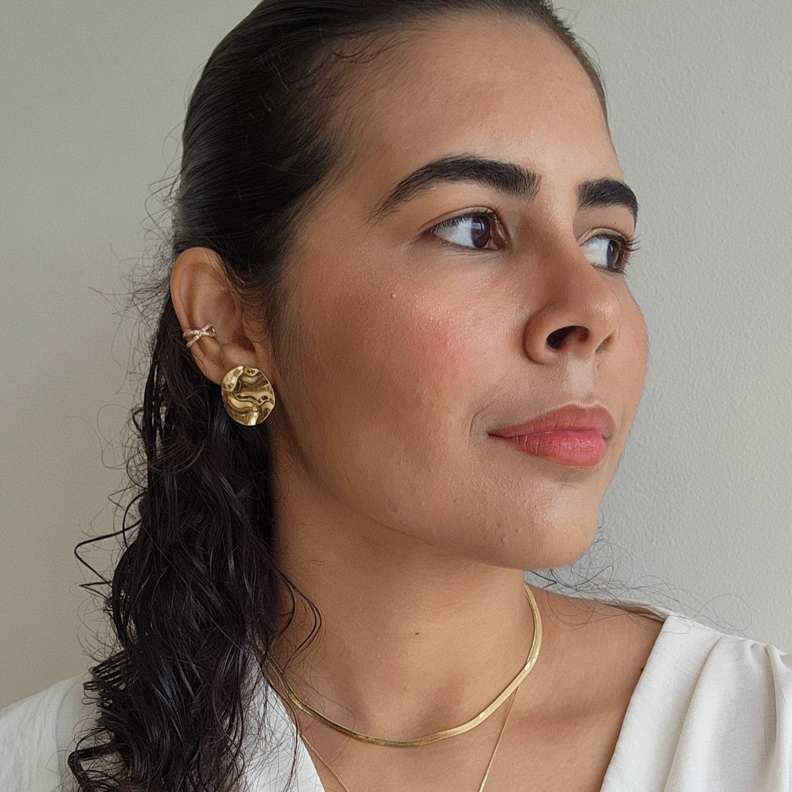 Brinco Redondo Trabalhado Orgânico - Banho de Ouro 18k