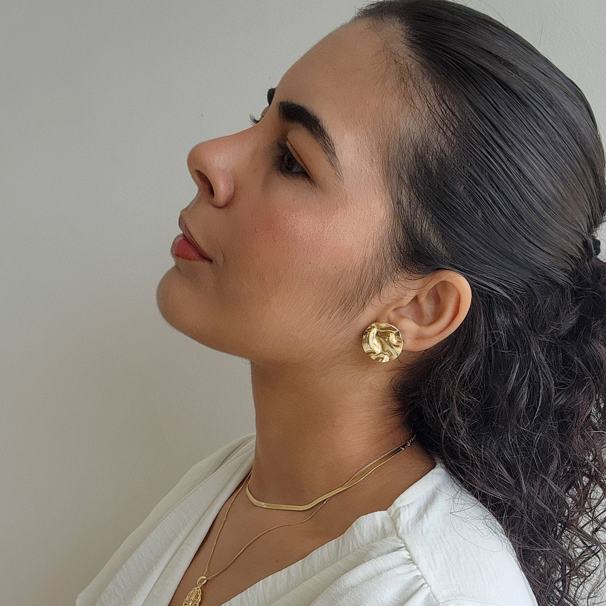 Brinco Redondo Trabalhado Orgânico - Banho de Ouro 18k