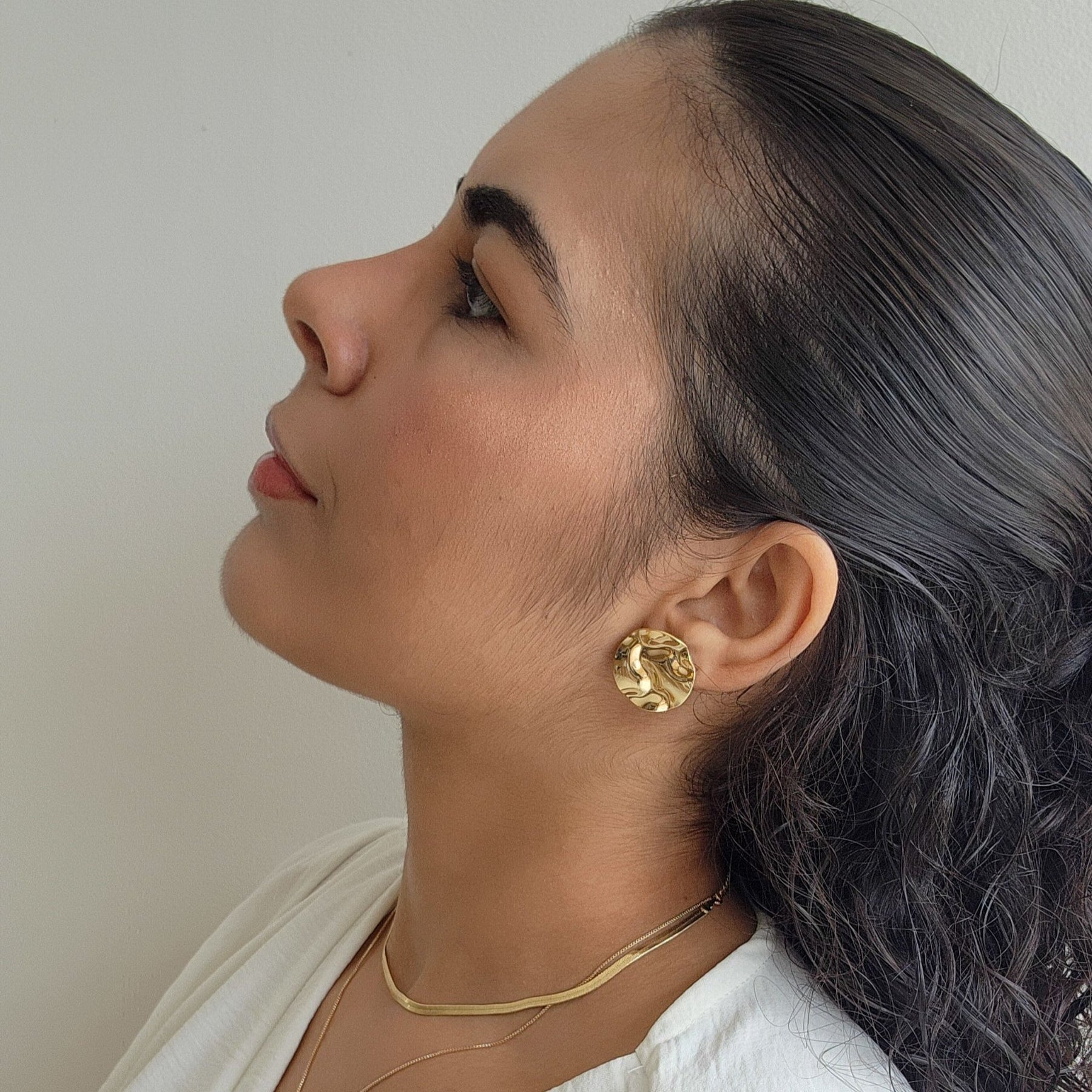 Brinco Redondo Trabalhado Orgânico - Banho de Ouro 18k