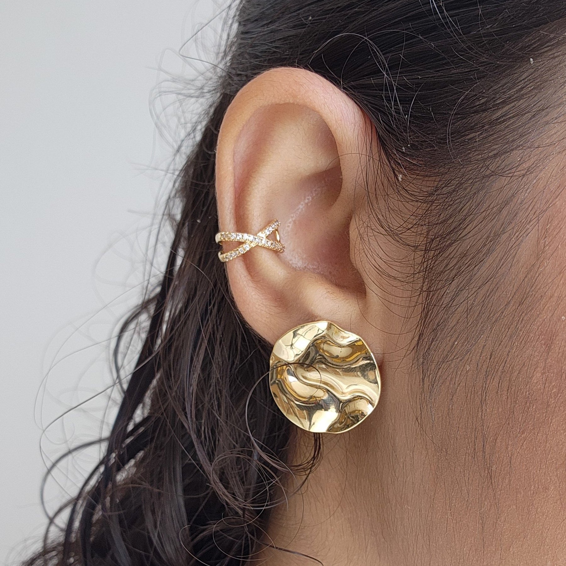 Brinco Redondo Trabalhado Orgânico - Banho de Ouro 18k