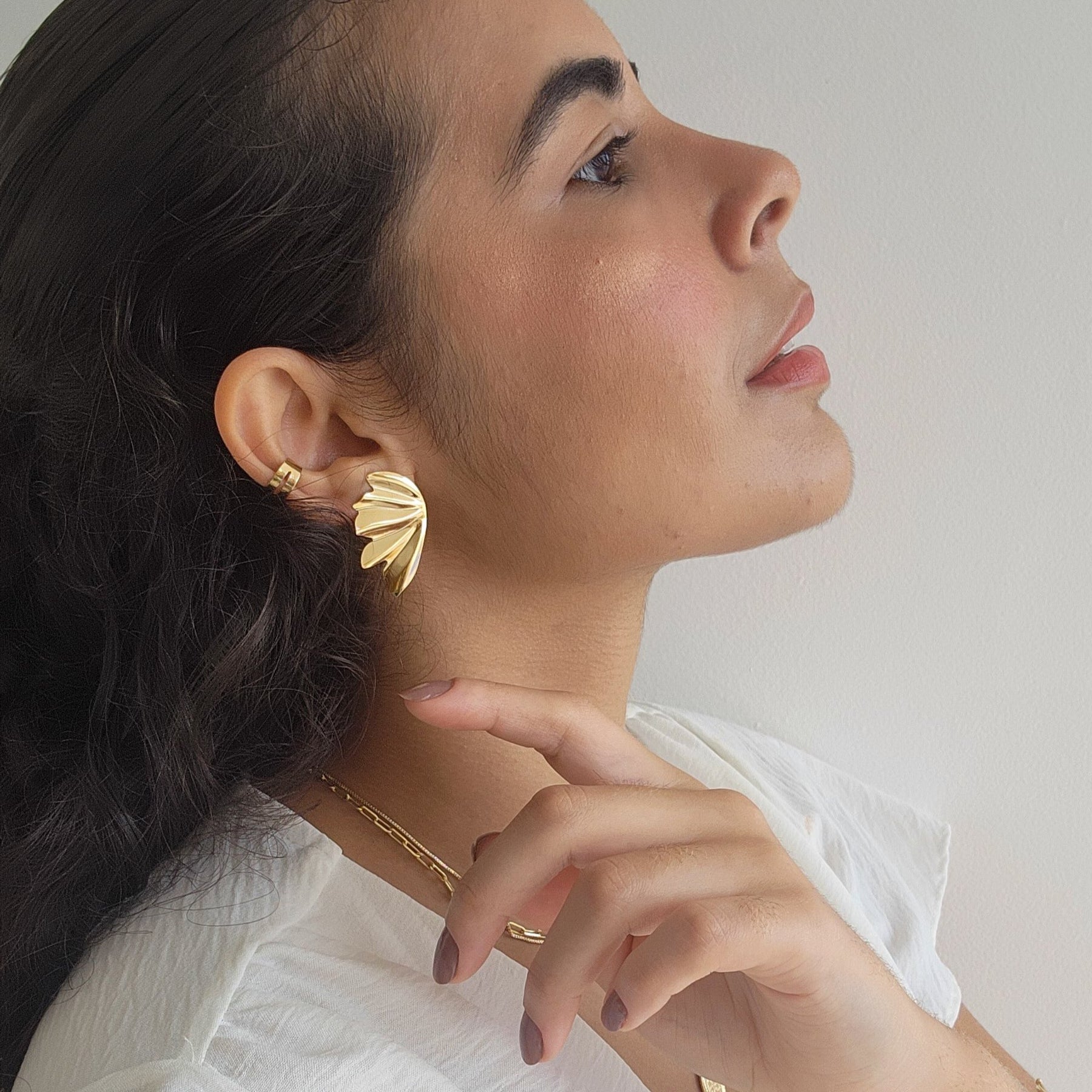 Brinco Metade Flor Metalizada - Banho de Ouro 18k