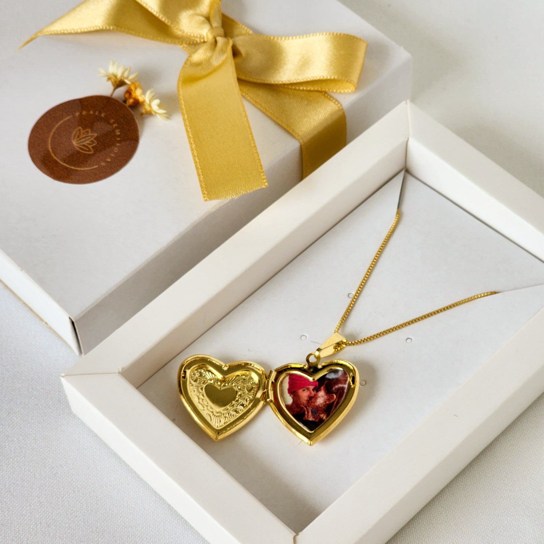 Colar Relicário Coração Personalizado - Banho de Ouro 18k