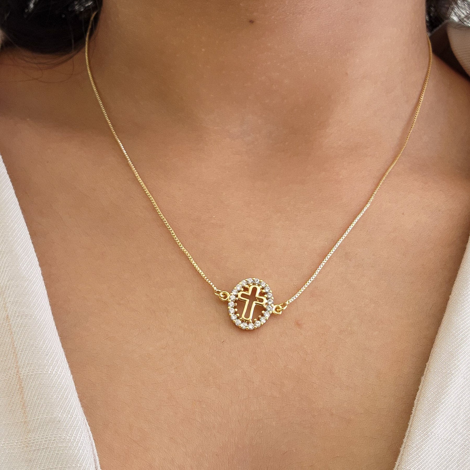 Colar Cruz Vazada Cravejado - Banho de Ouro 18k