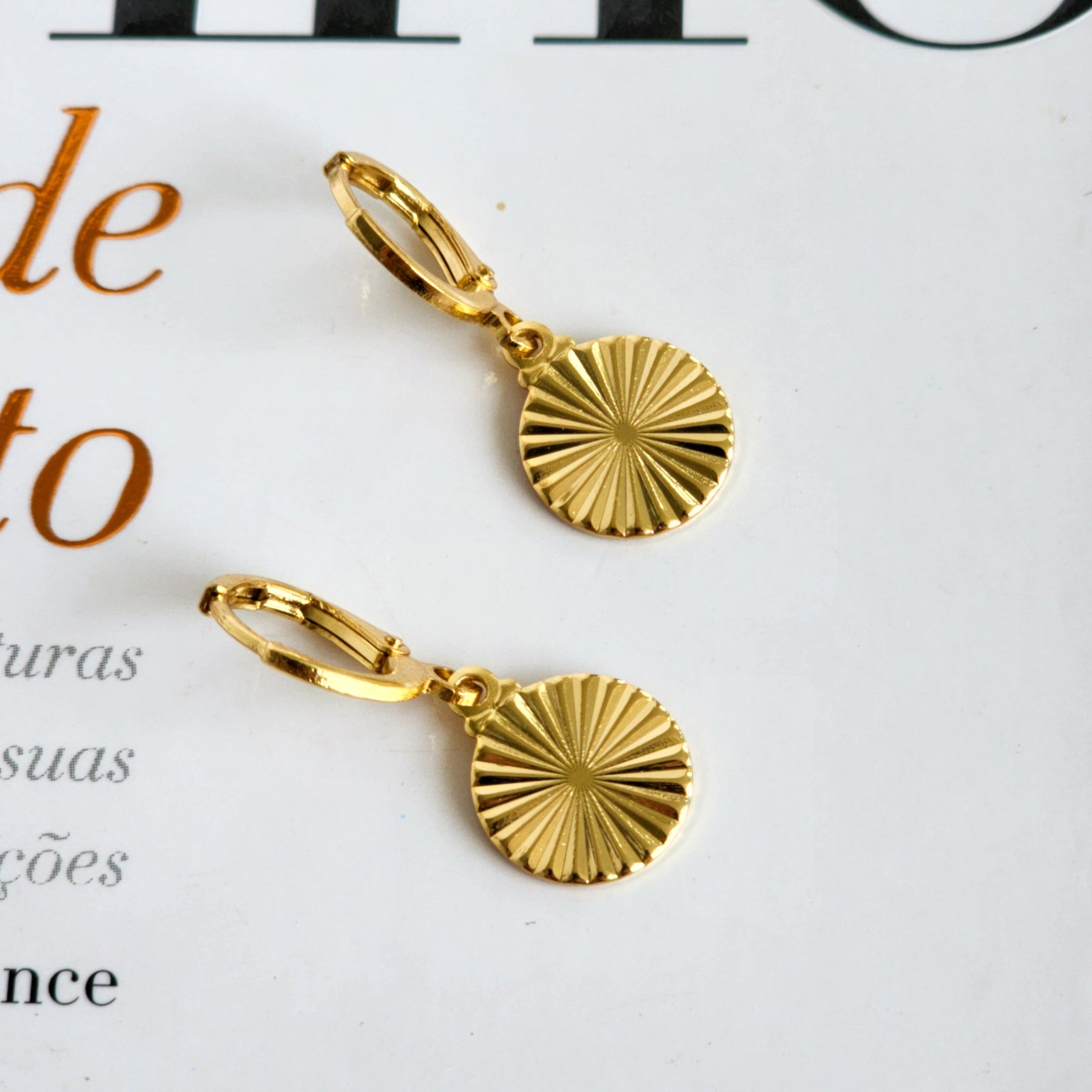 Brinco Argola Medalha Riscada - Banho de Ouro 18k