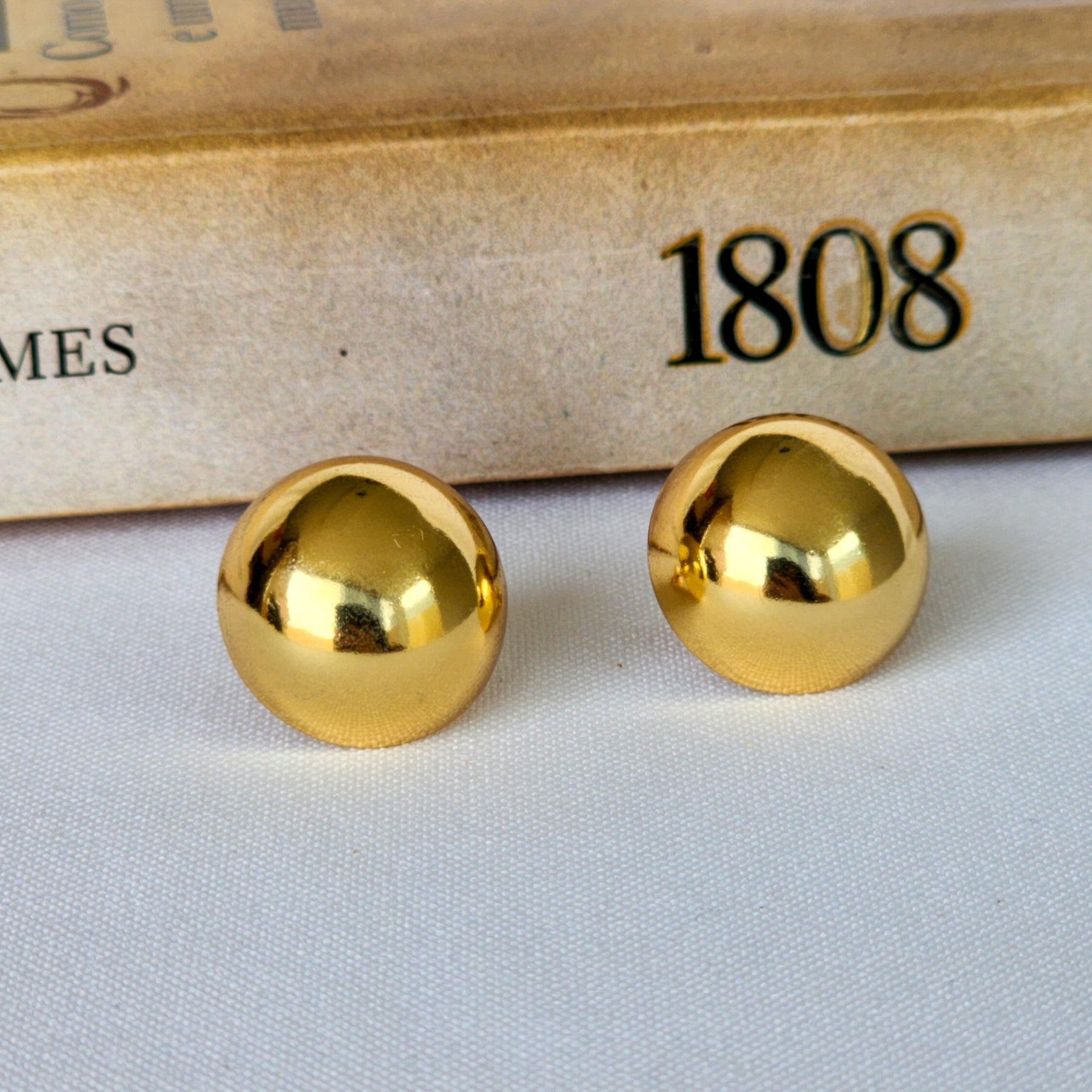 Brinco Botão Redondo - Banho de Ouro 18k