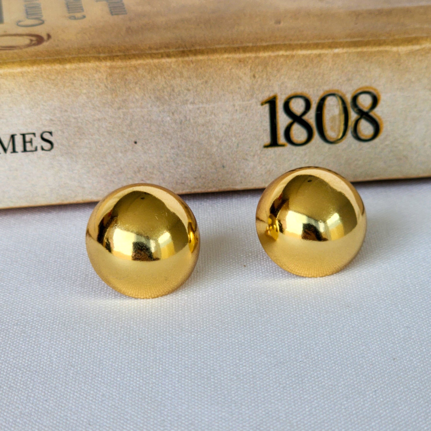 Brinco Botão Redondo - Banho de Ouro 18k