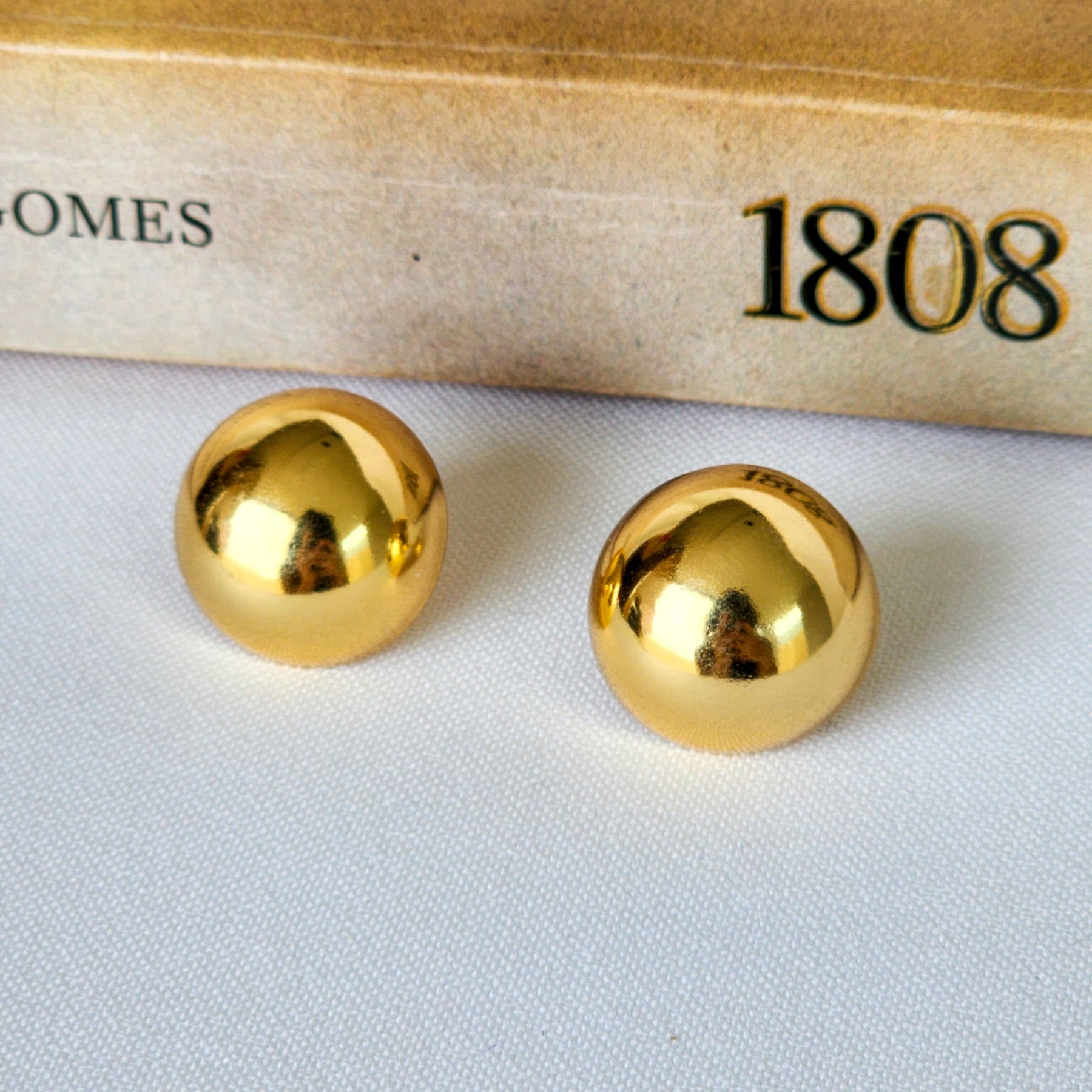 Brinco Botão Redondo - Banho de Ouro 18k