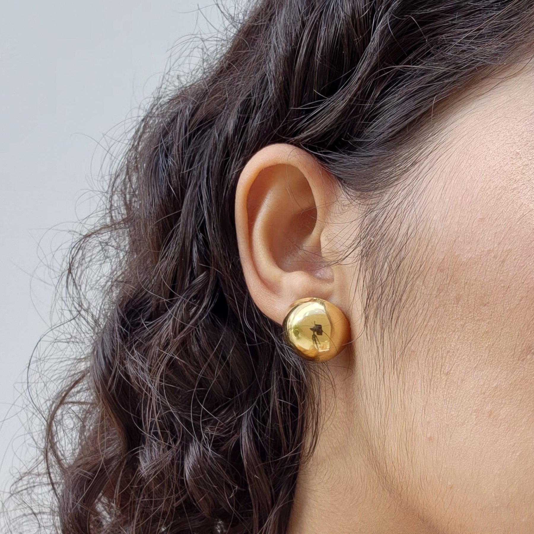 Brinco Botão Redondo - Banho de Ouro 18k