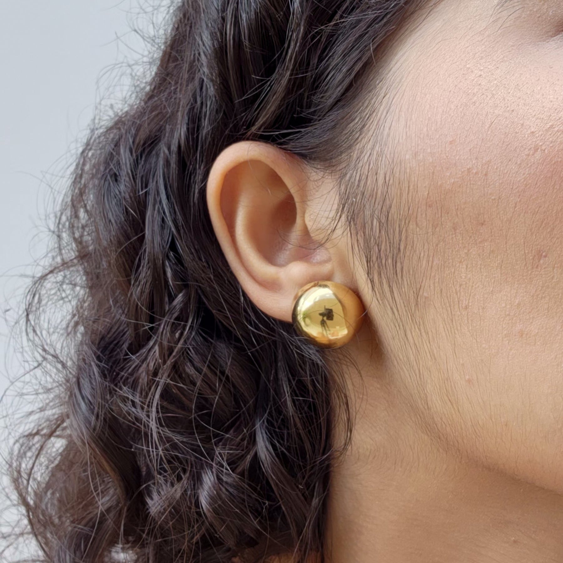 Brinco Botão Redondo - Banho de Ouro 18k