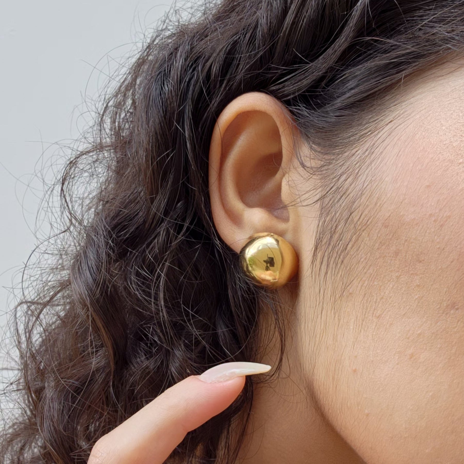 Brinco Botão Redondo - Banho de Ouro 18k