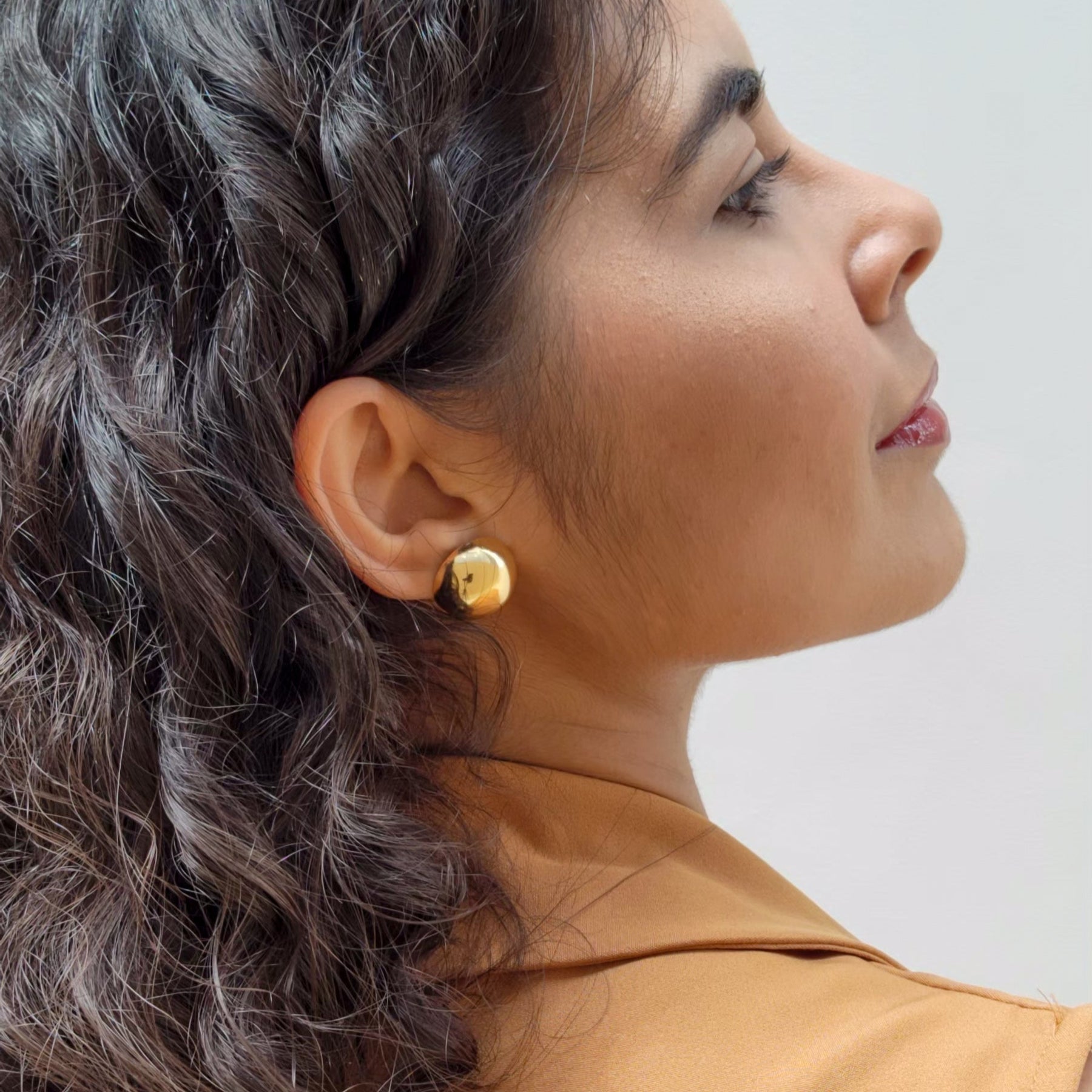 Brinco Botão Redondo - Banho de Ouro 18k