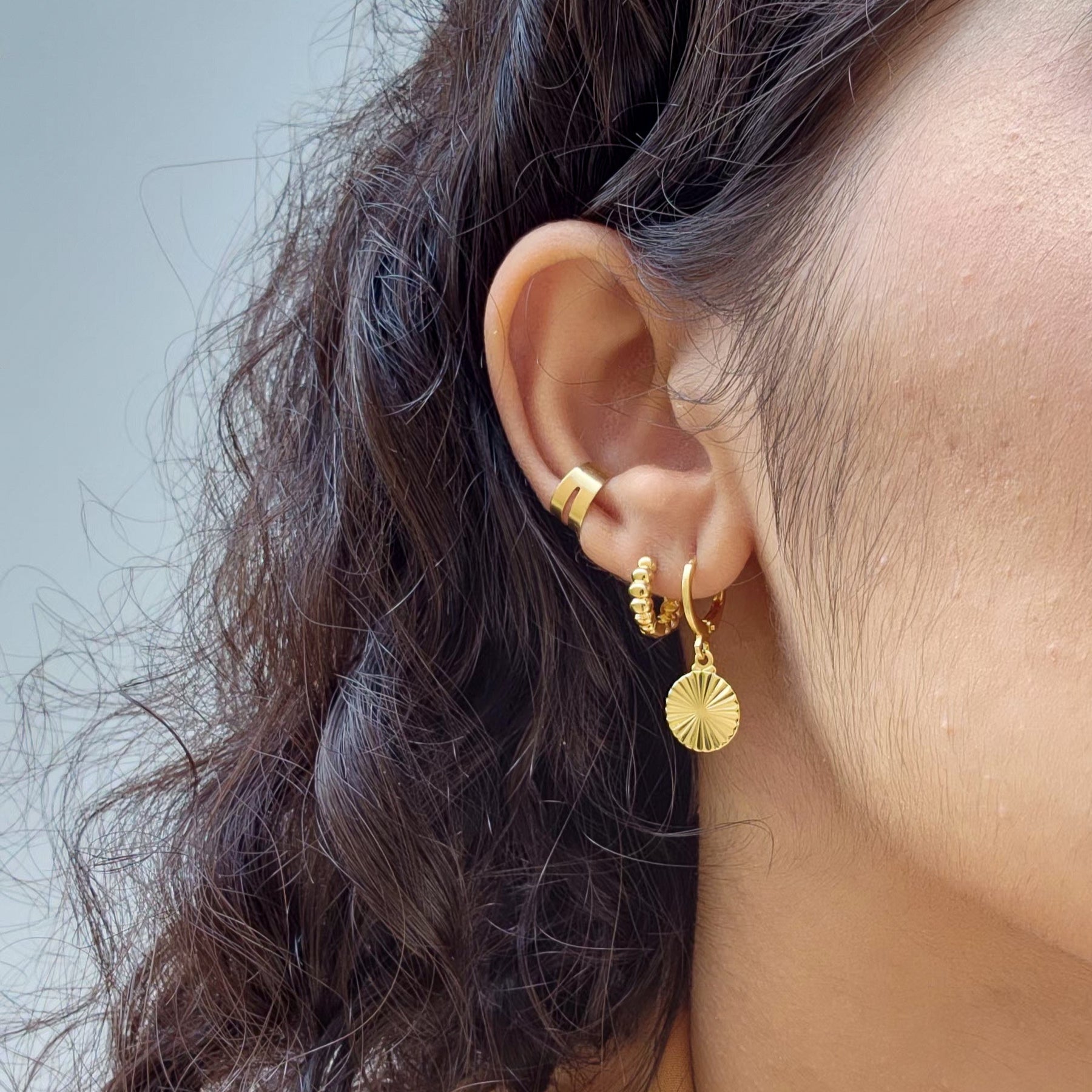 Brinco Argola Medalha Riscada - Banho de Ouro 18k