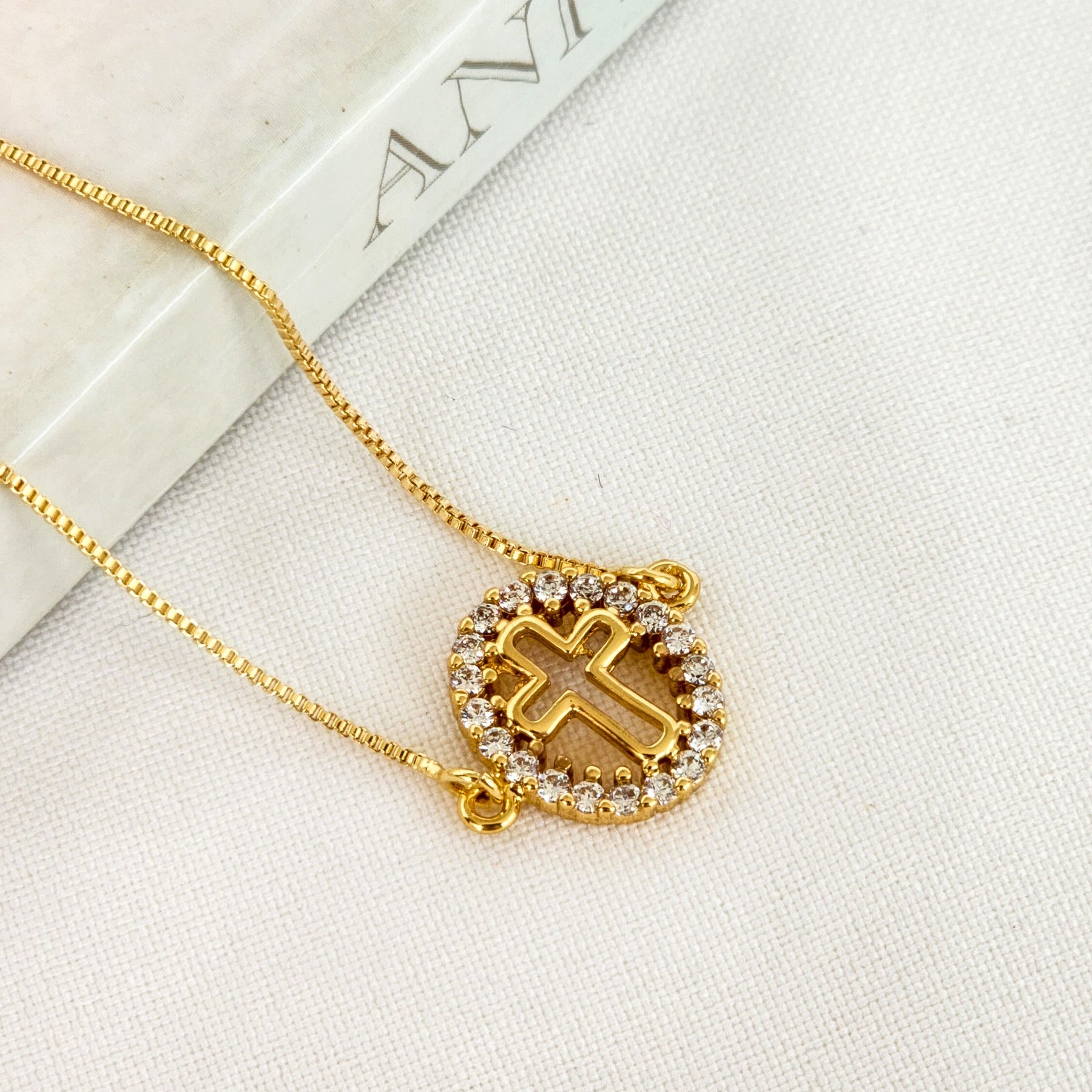 Colar Cruz Vazada Cravejado - Banho de Ouro 18k