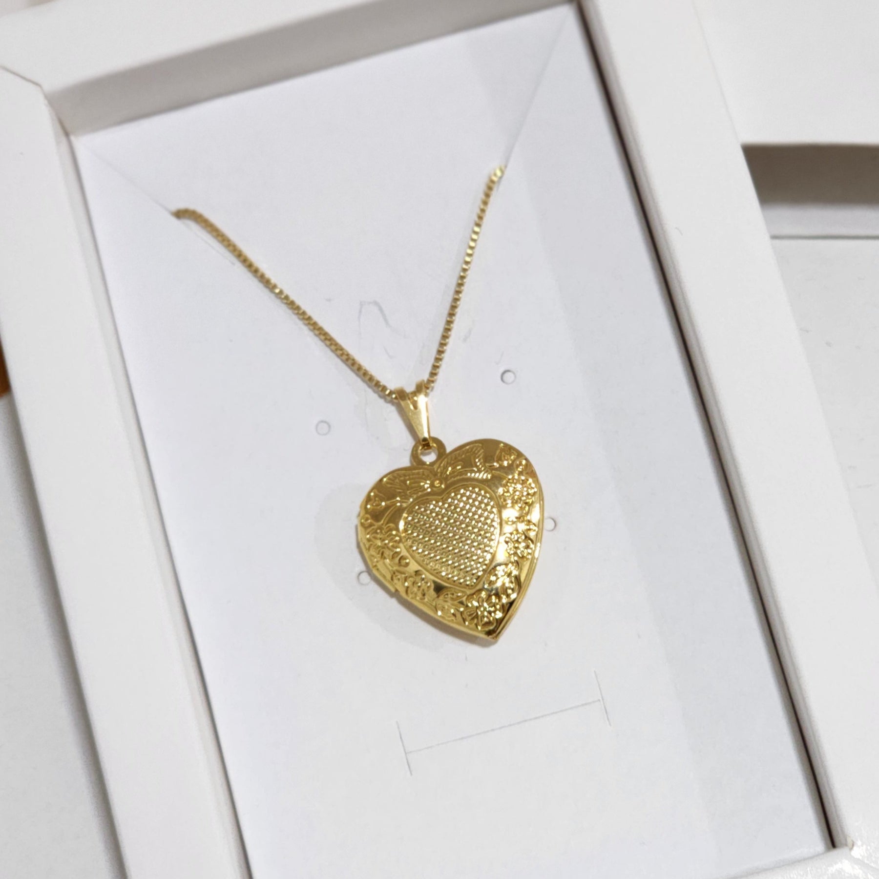 Colar Relicário Coração Personalizado - Banho de Ouro 18k ou Ródio Branco