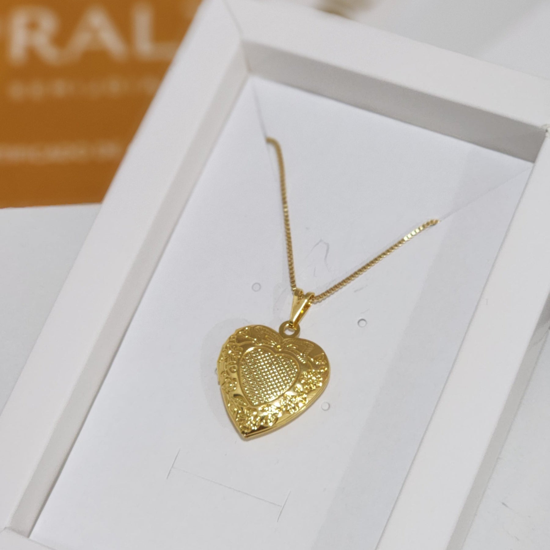 Colar Relicário Coração Personalizado - Banho de Ouro 18k ou Ródio Branco