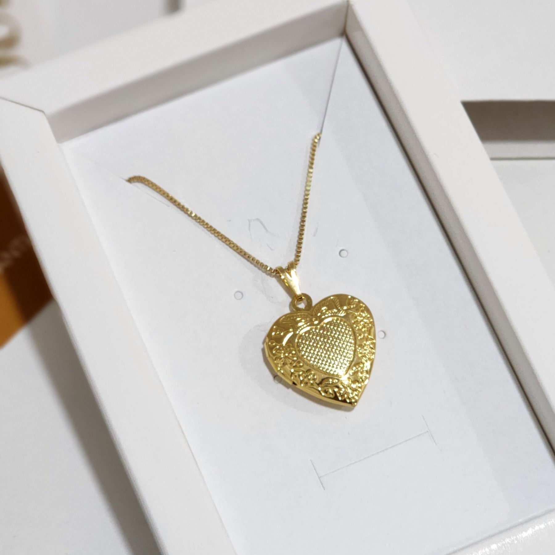 Colar Relicário Coração Personalizado - Banho de Ouro 18k ou Ródio Branco