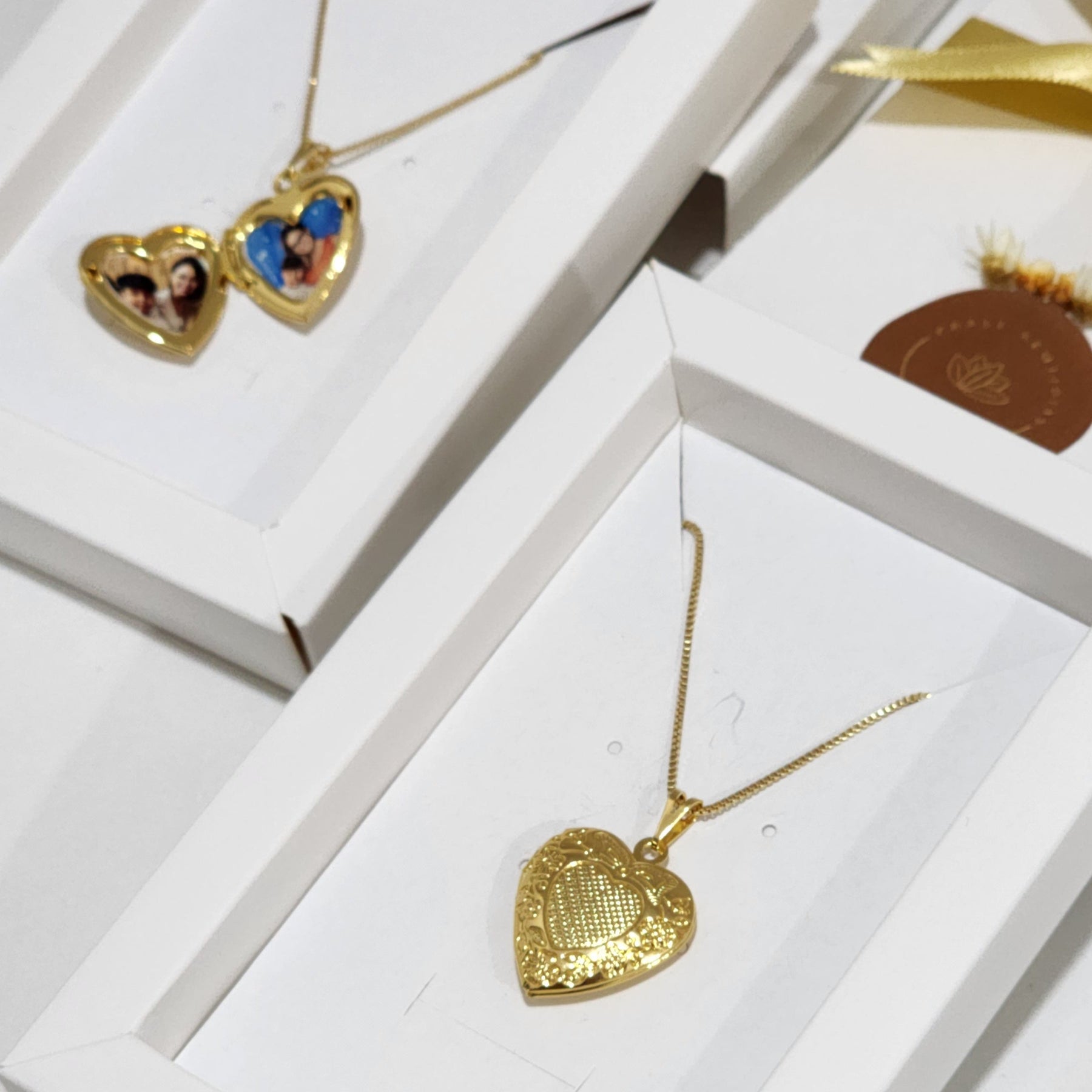 Colar Relicário Coração Personalizado - Banho de Ouro 18k ou Ródio Branco