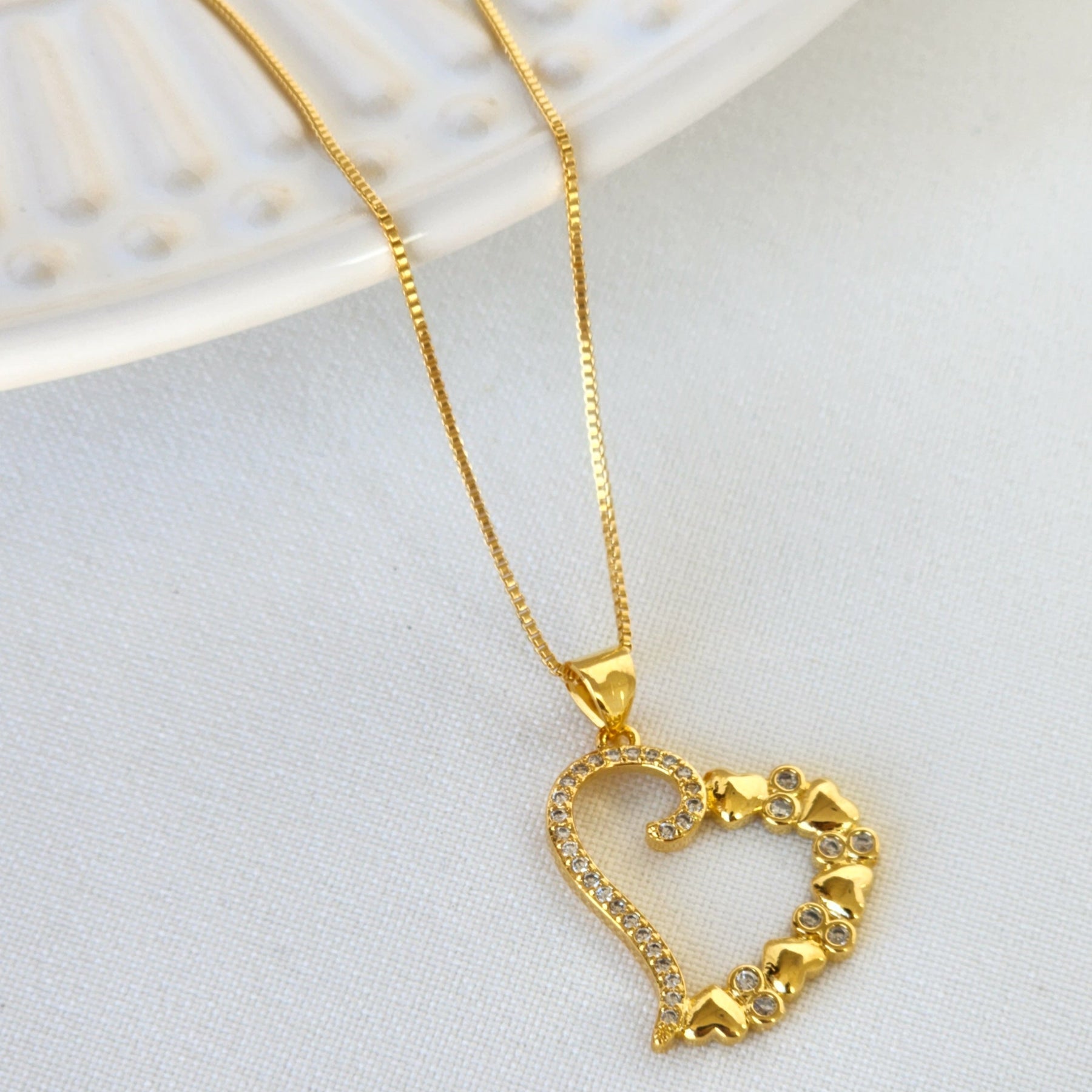 Colar Coração Vazado Cravejado Detalhado - Banho de Ouro 18k