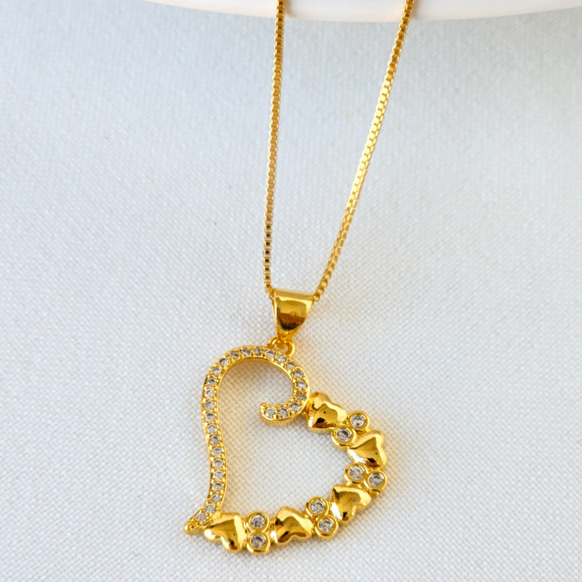 Colar Coração Vazado Cravejado Detalhado - Banho de Ouro 18k