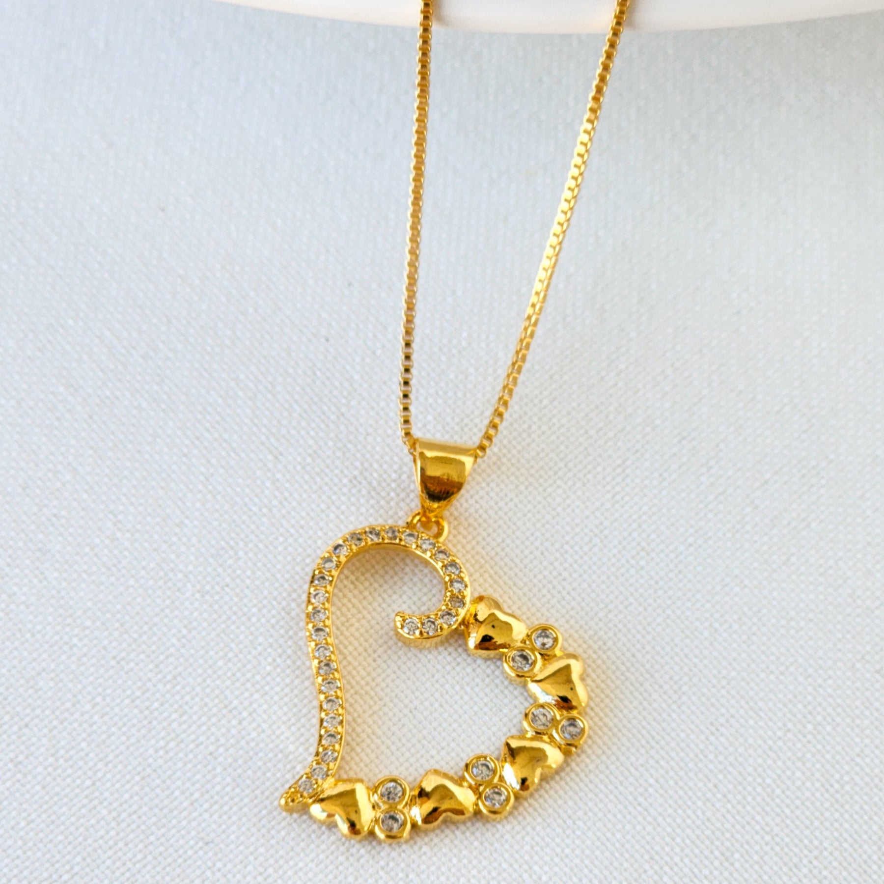 Colar Coração Vazado Cravejado Detalhado - Banho de Ouro 18k