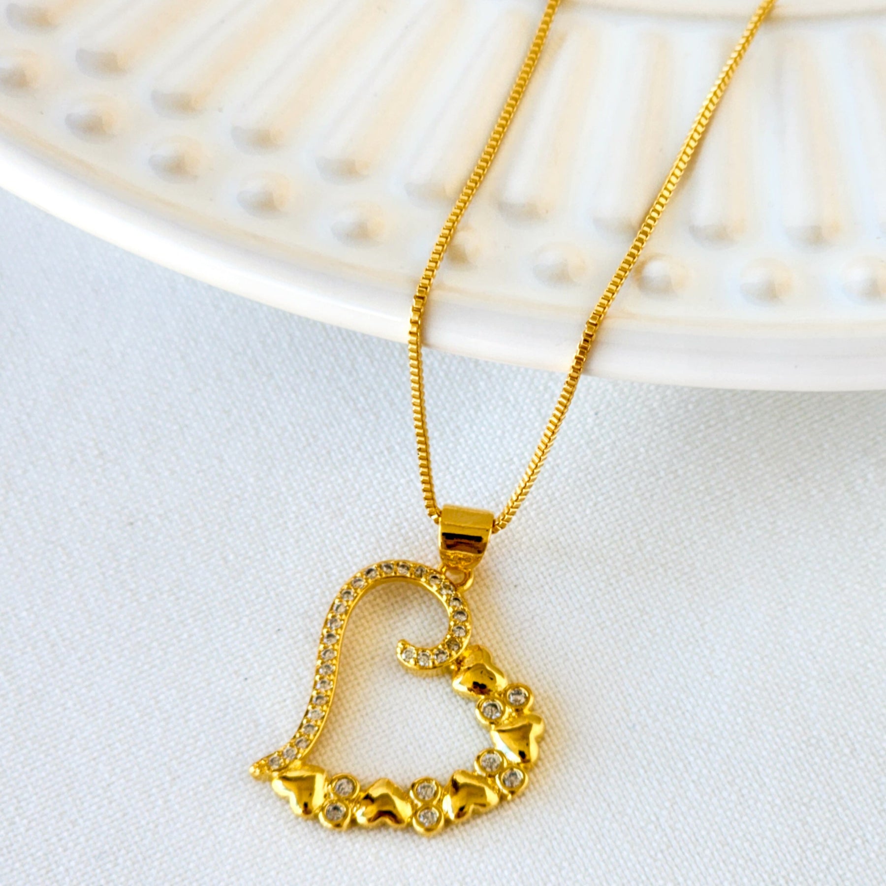 Colar Coração Vazado Cravejado Detalhado - Banho de Ouro 18k