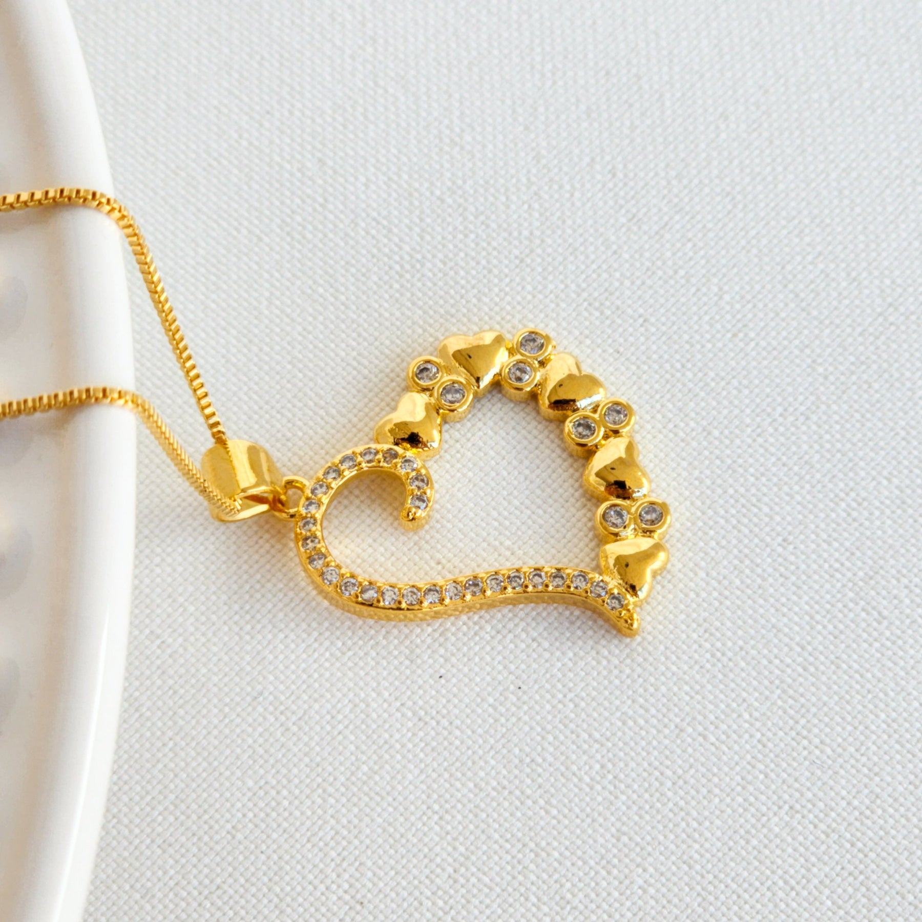 Colar Coração Vazado Cravejado Detalhado - Banho de Ouro 18k