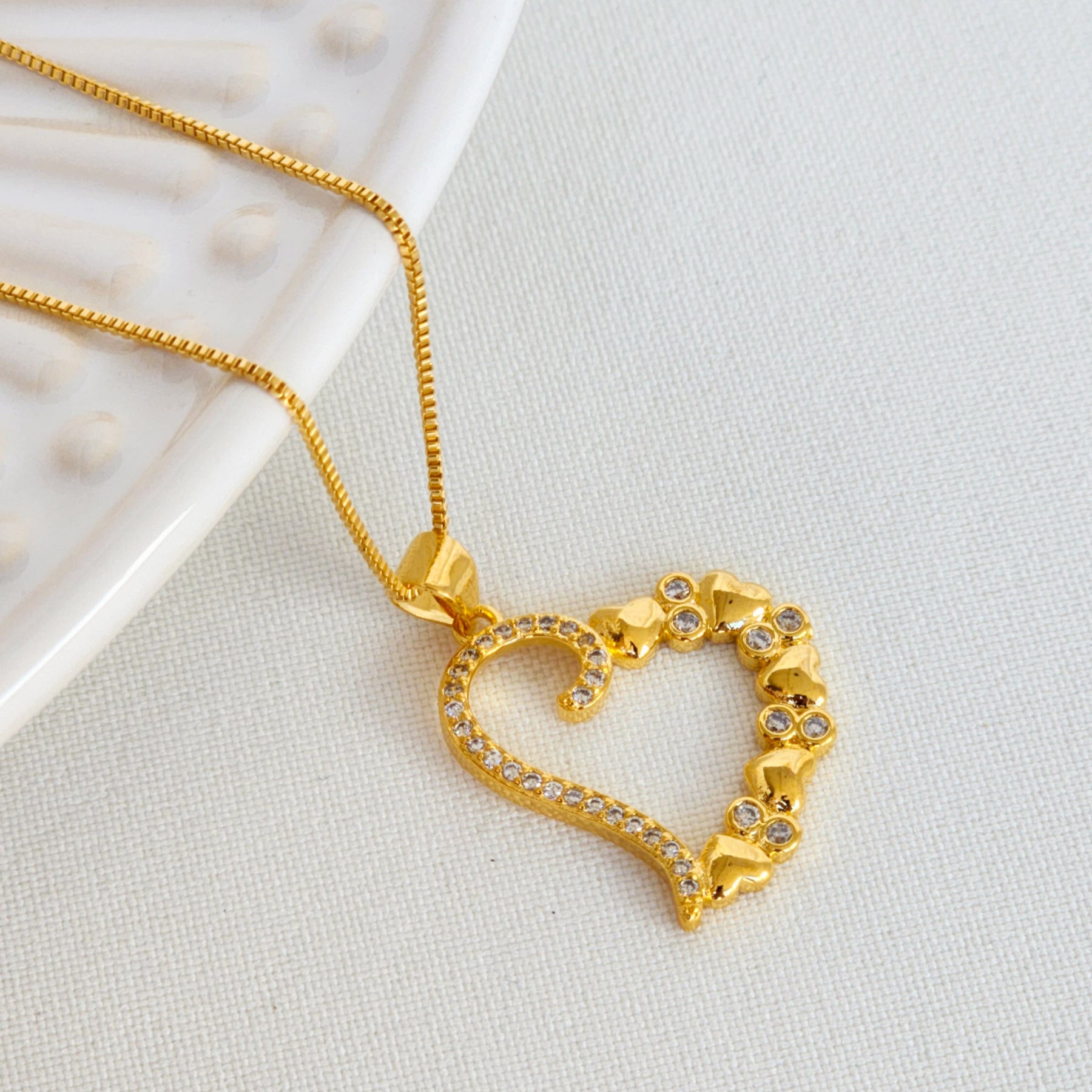 Colar Coração Vazado Cravejado Detalhado - Banho de Ouro 18k