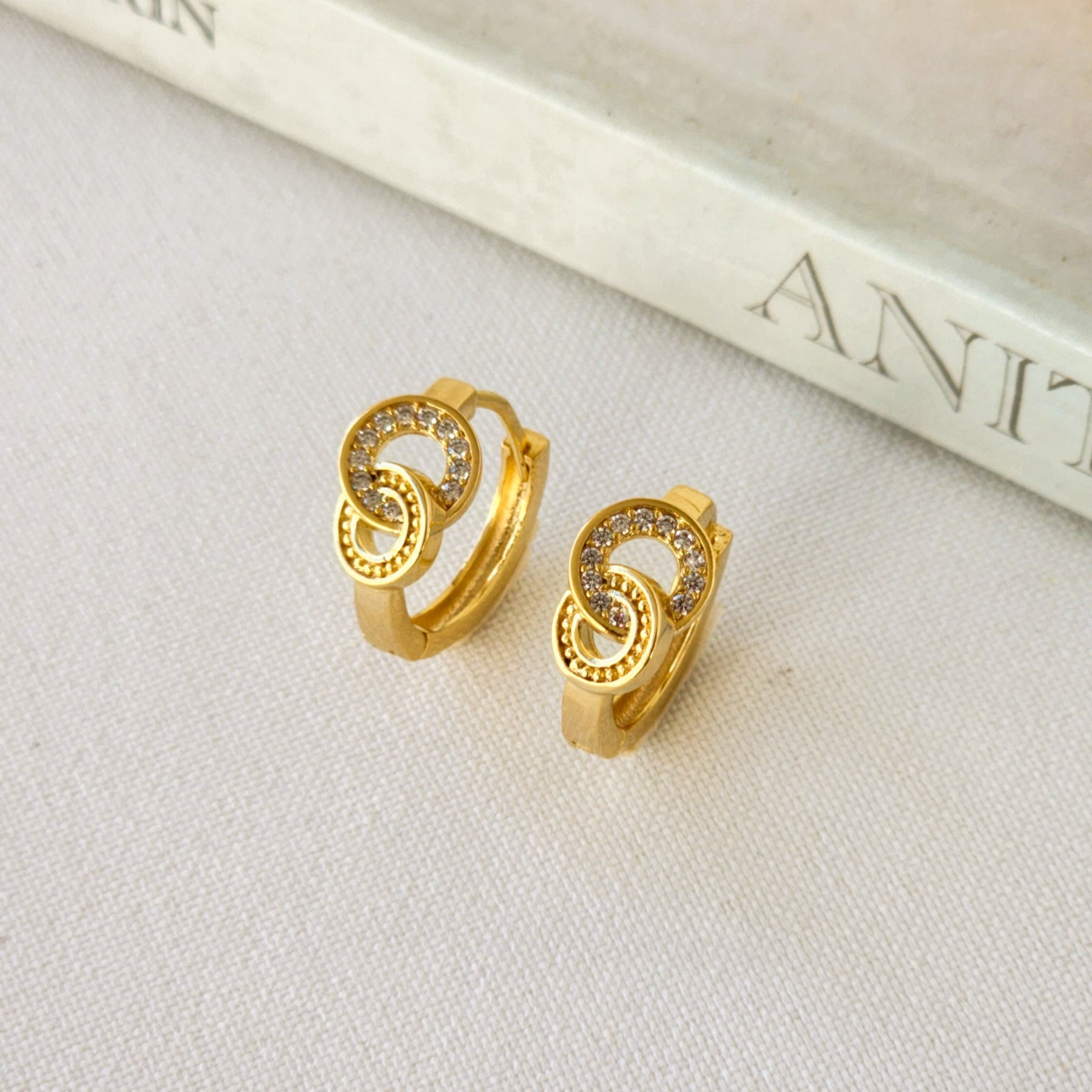 Brinco Argola Click Nó Cravejado em Zircônia – Banho de Ouro 18k