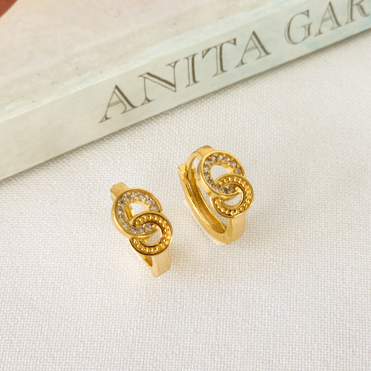 Brinco Argola Click Nó Cravejado em Zircônia – Banho de Ouro 18k