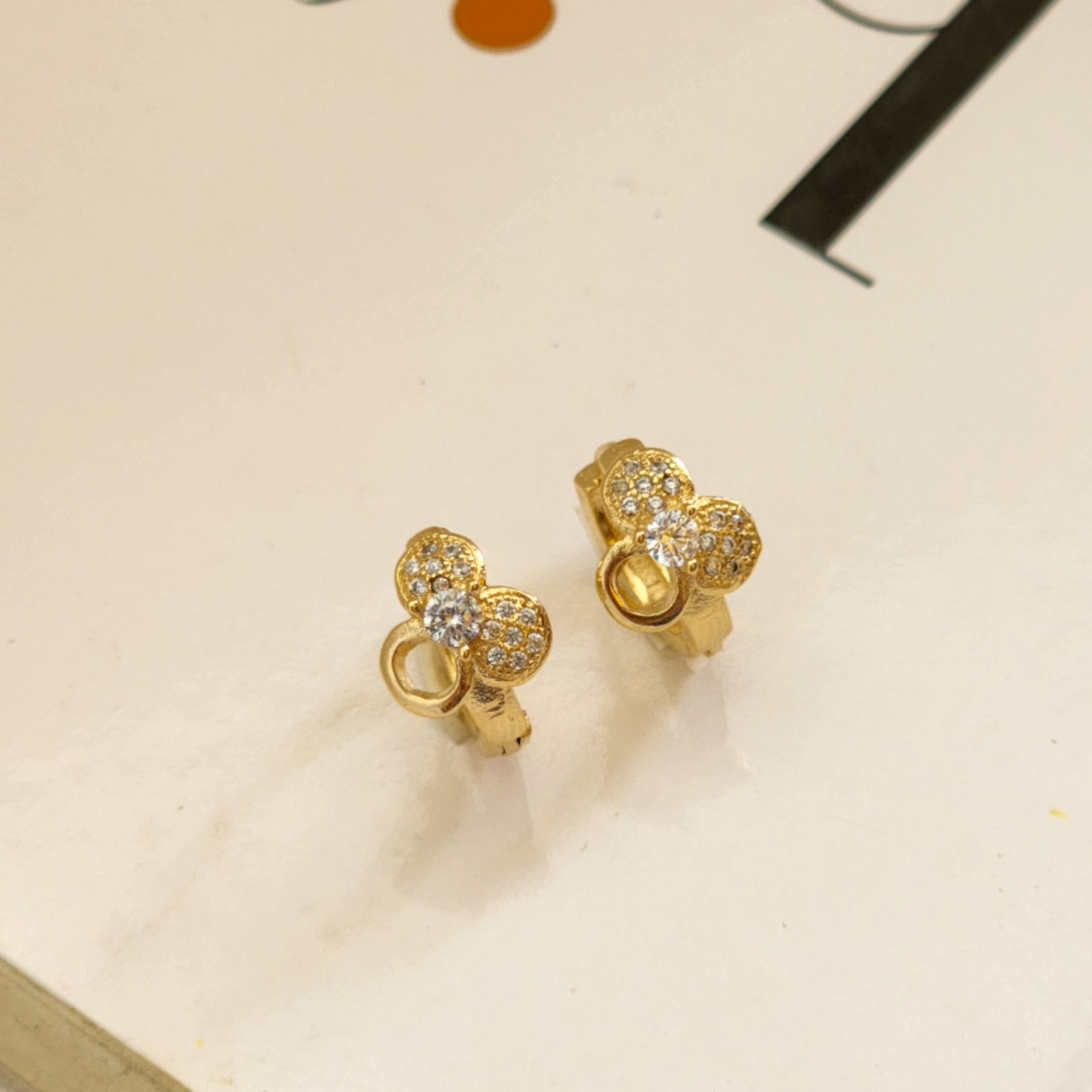 Brinco Argola Click Flor Cravejada Zircônias - Banho de Ouro 18k