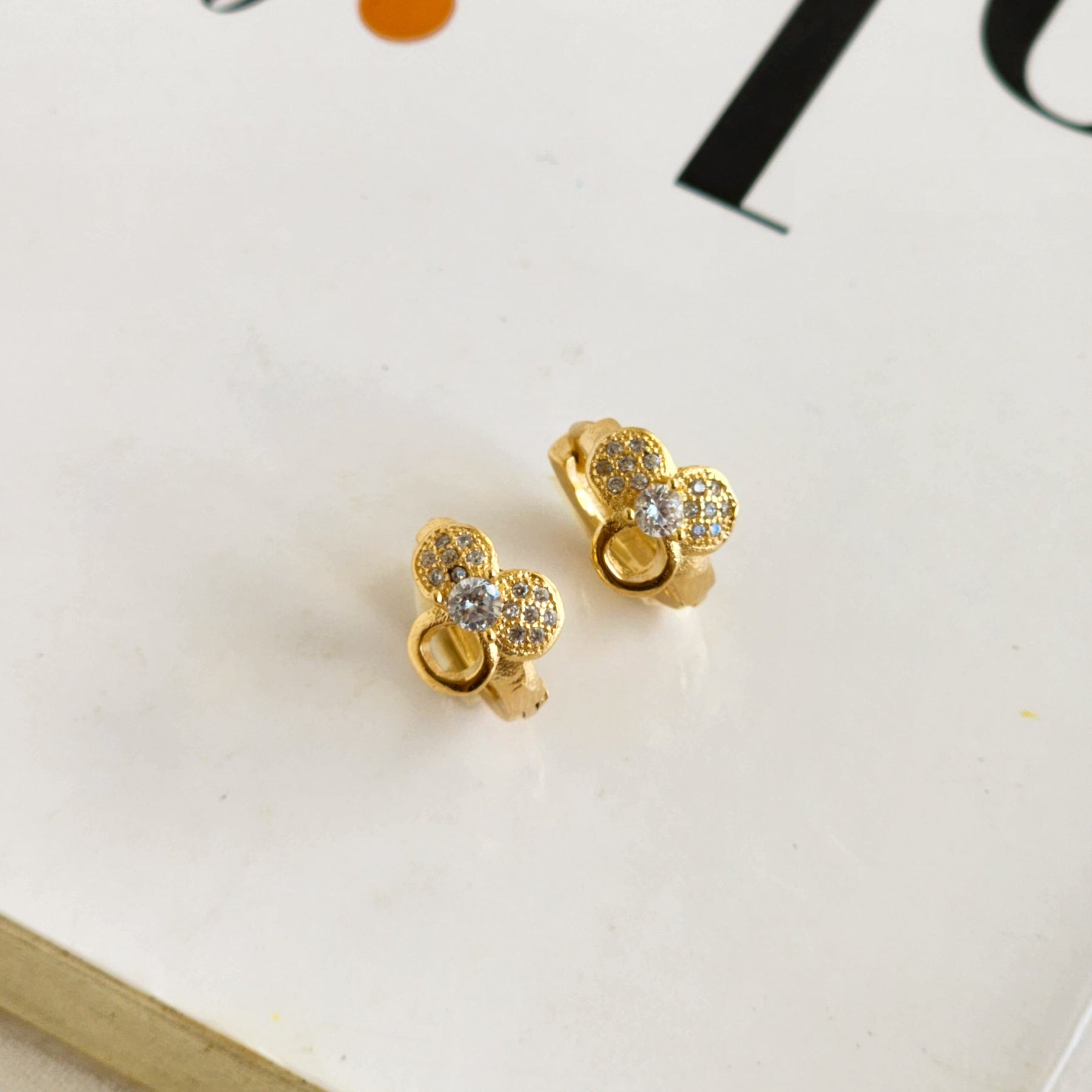 Brinco Argola Click Flor Cravejada Zircônias - Banho de Ouro 18k