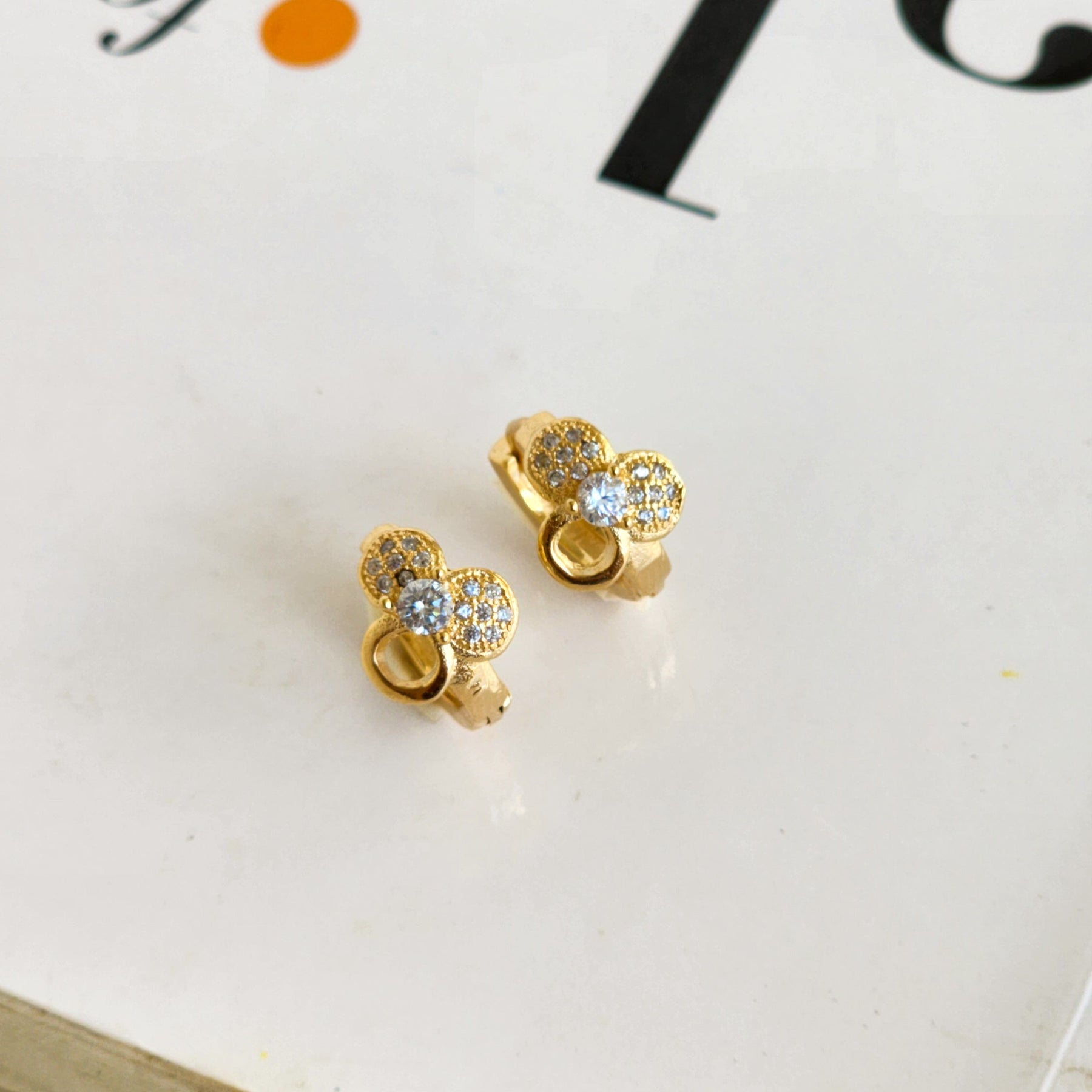 Brinco Argola Click Flor Cravejada Zircônias - Banho de Ouro 18k