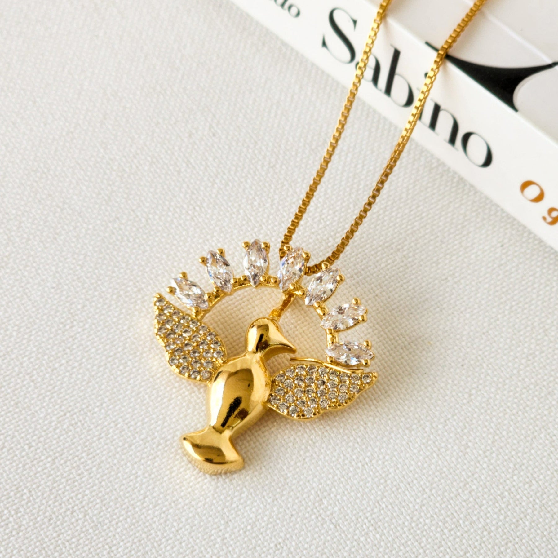Colar Espírito Santo Pomba da Paz Cravejado - Banho de Ouro 18k