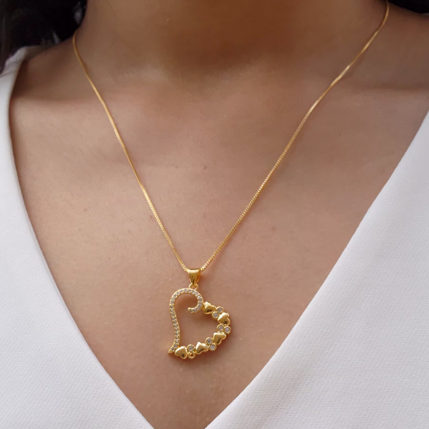 Colar Coração Vazado Cravejado Detalhado - Banho de Ouro 18k