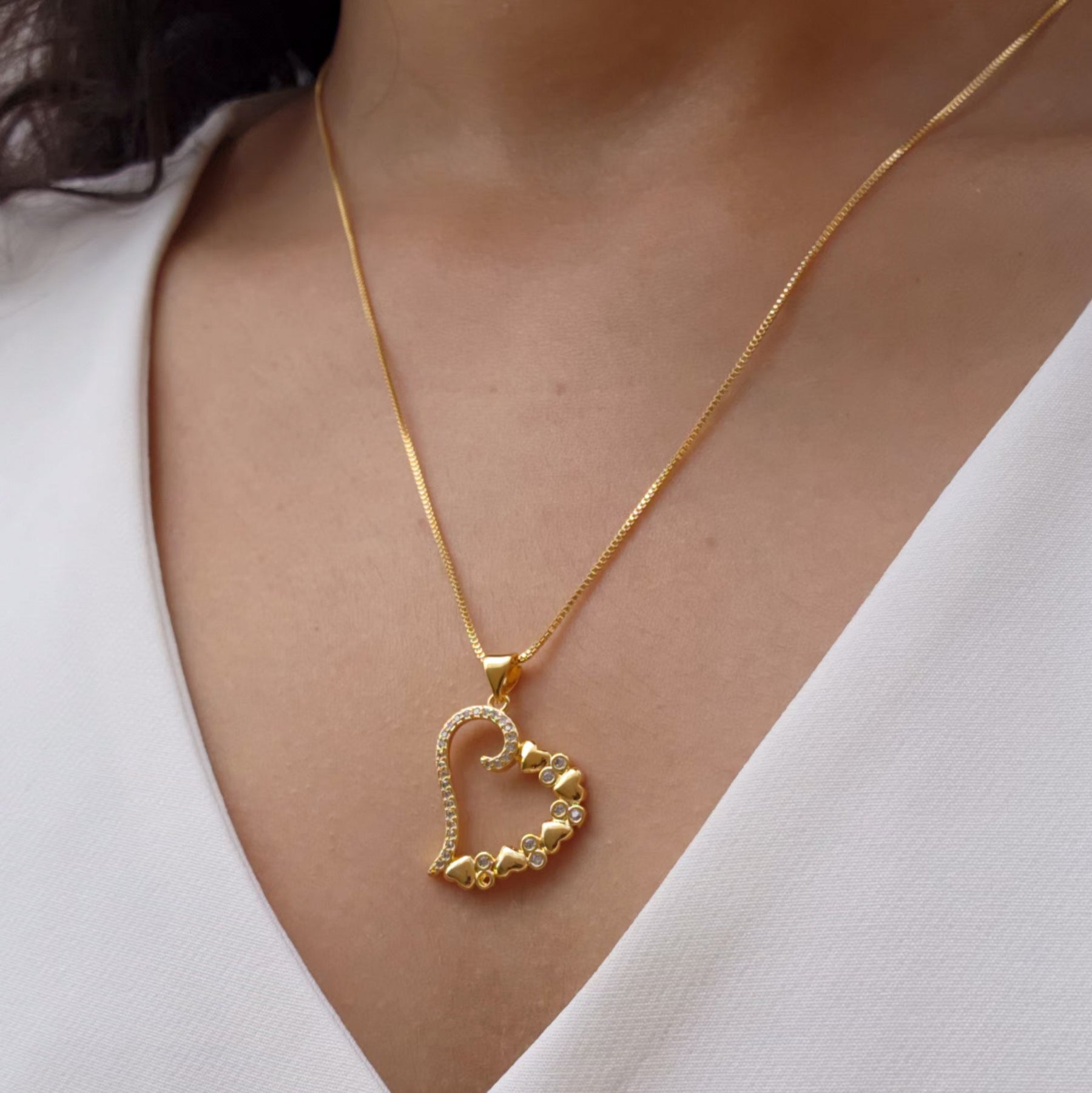 Colar Coração Vazado Cravejado Detalhado - Banho de Ouro 18k