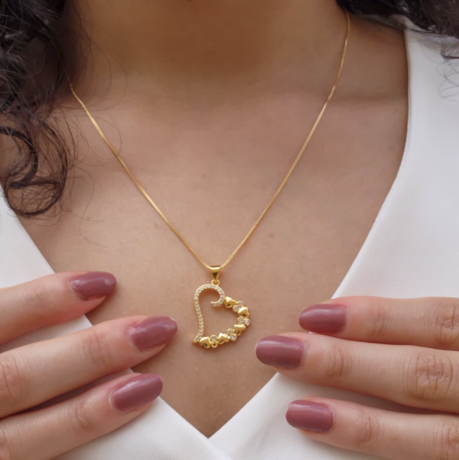 Colar Coração Vazado Cravejado Detalhado - Banho de Ouro 18k