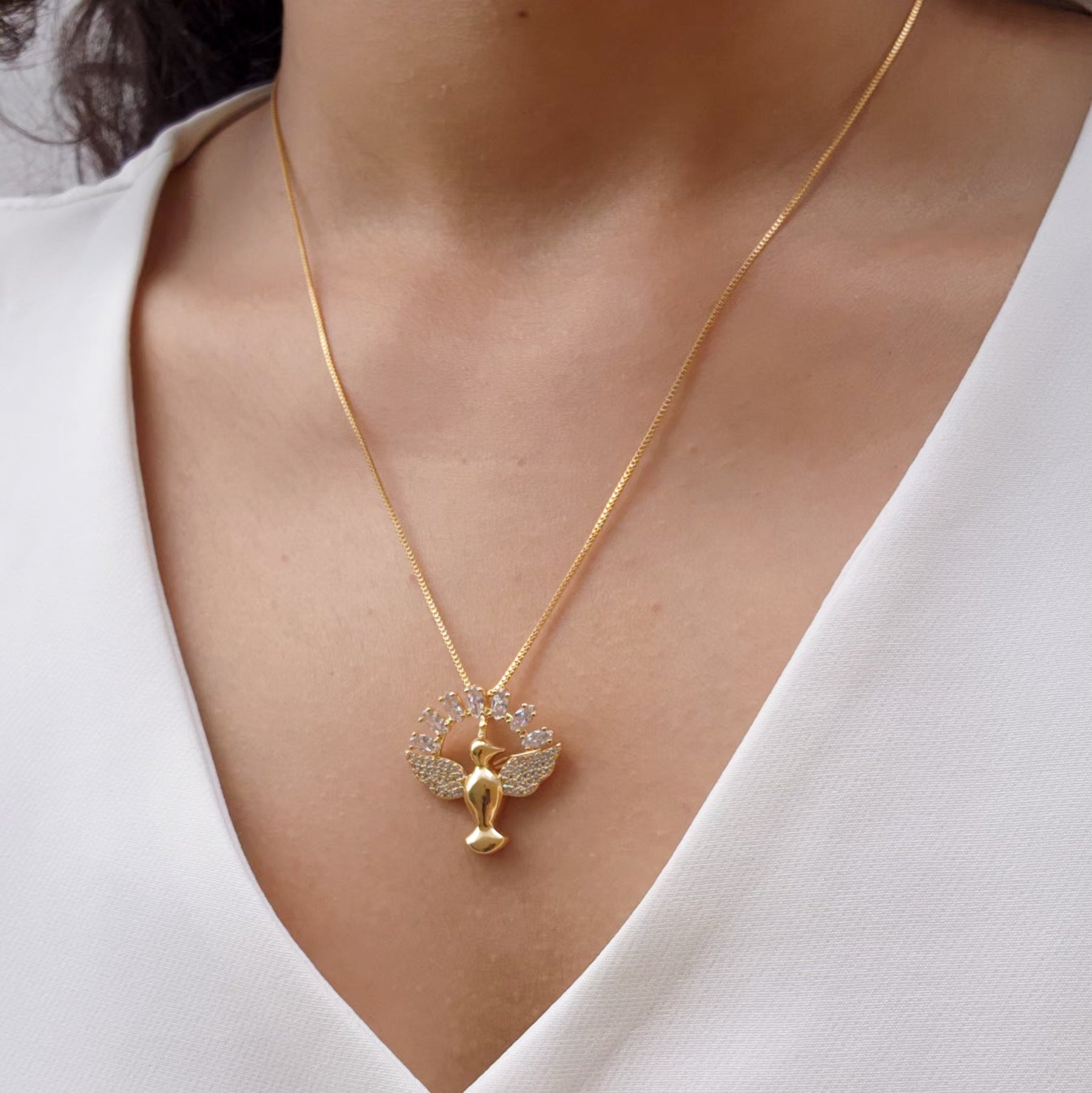 Colar Espírito Santo Pomba da Paz Cravejado - Banho de Ouro 18k