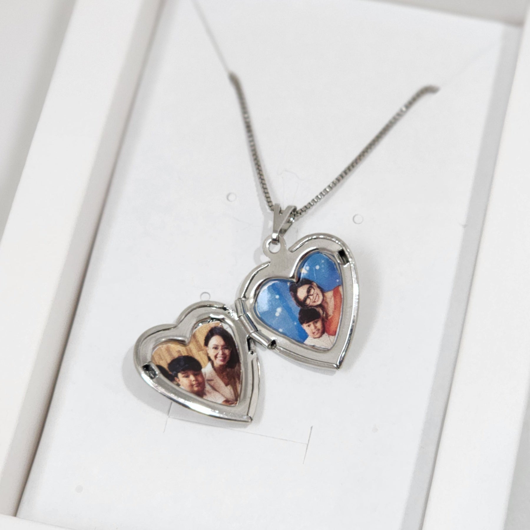 Colar Relicário Coração Personalizado - Banho de Ouro 18k ou Ródio Branco