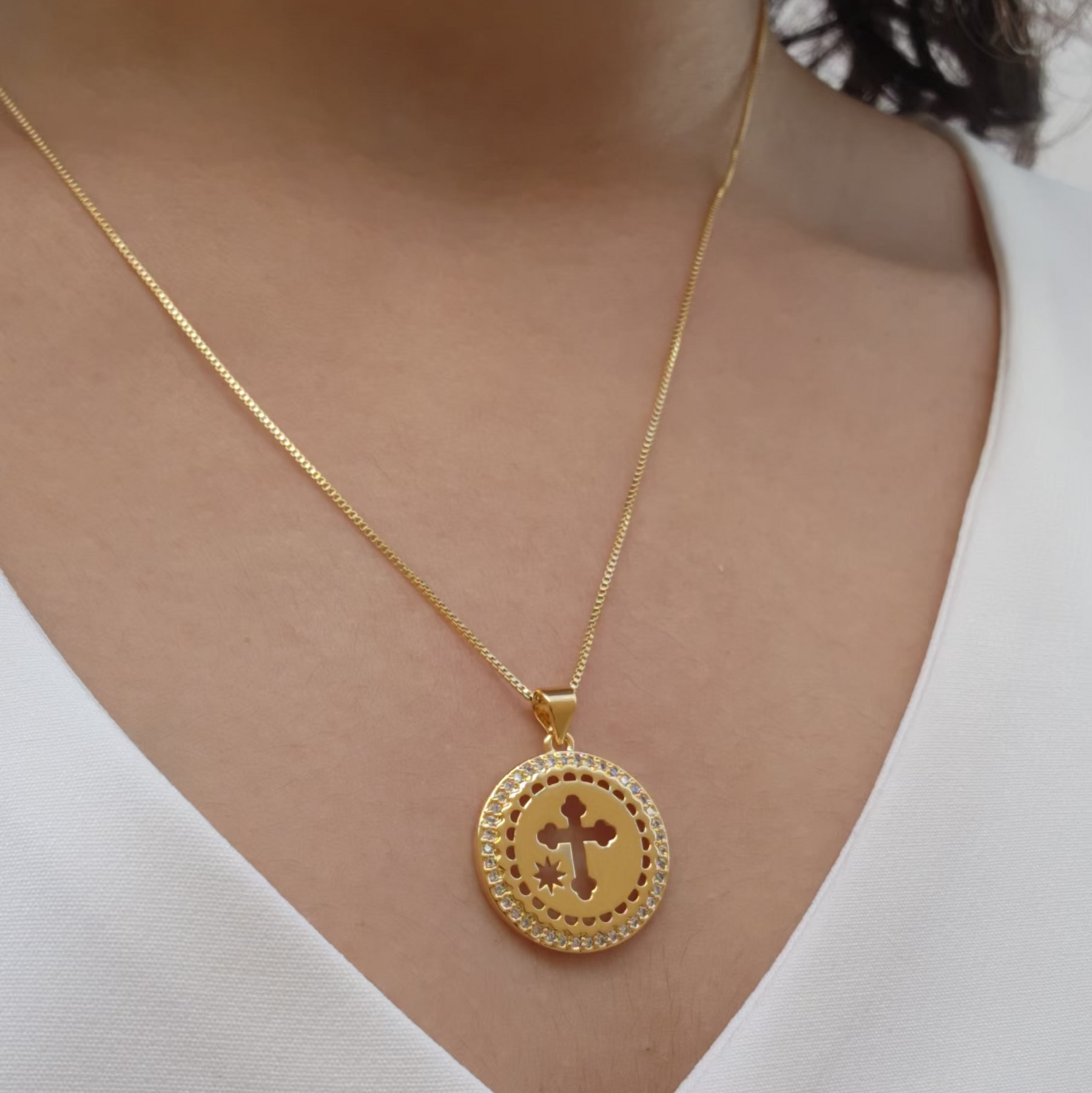 Colar Cruz Cravejado - Banho de Ouro 18k