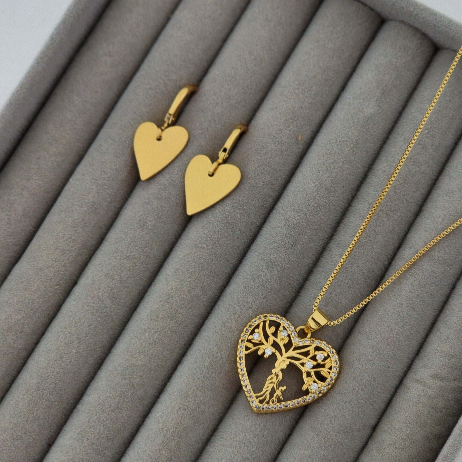 Kit Colar Coração Árvore da Vida Cravejado + Brinco Argola Coração - Banho de Ouro 18k
