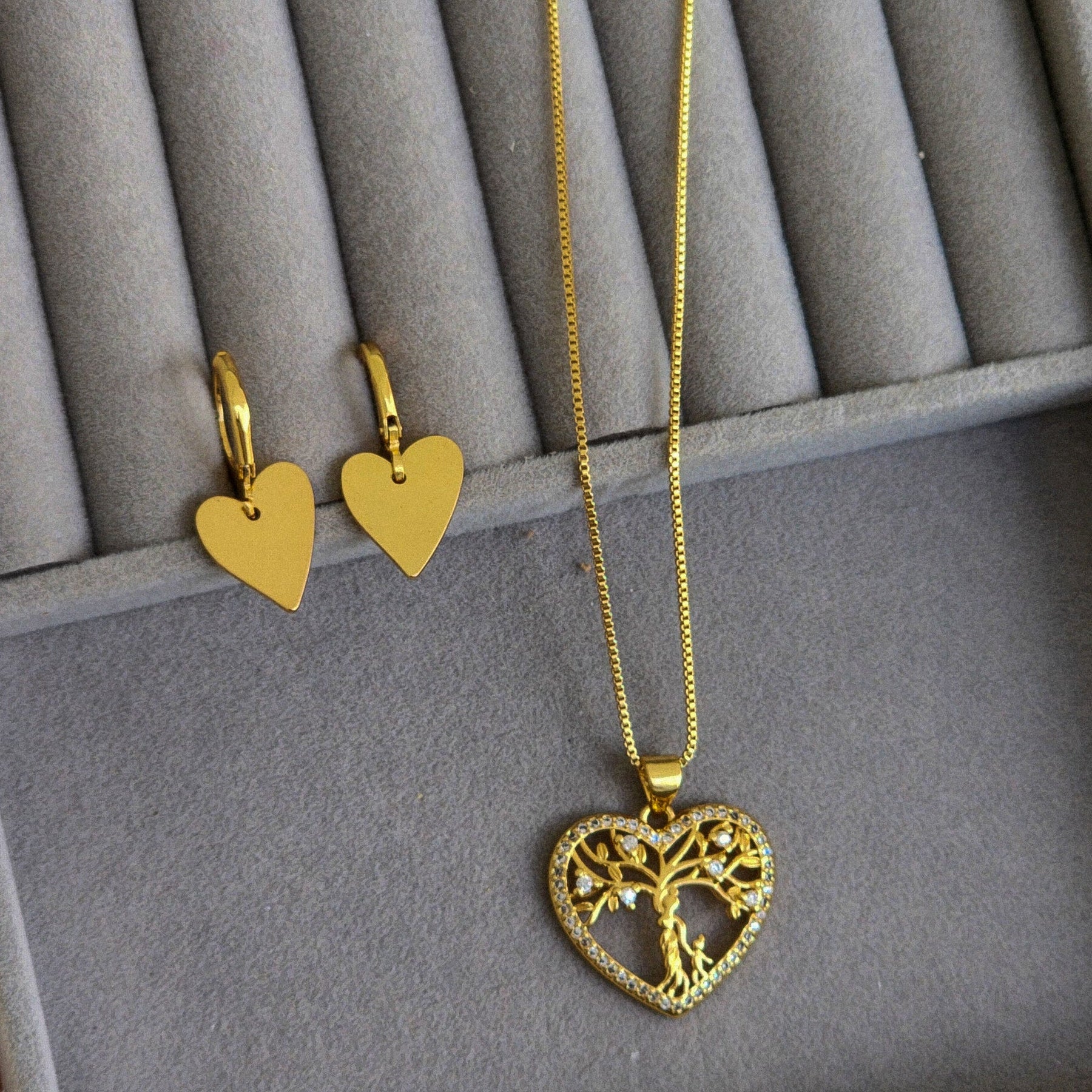Kit Colar Coração Árvore da Vida Cravejado + Brinco Argola Coração - Banho de Ouro 18k