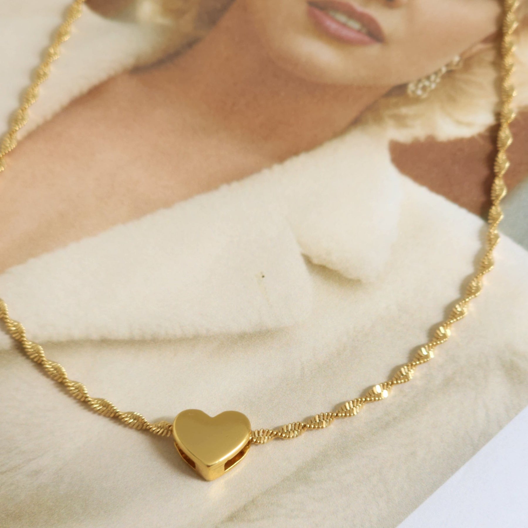 Choker Fita Torcida com Pingente de Coração - Banho de Ouro 18k