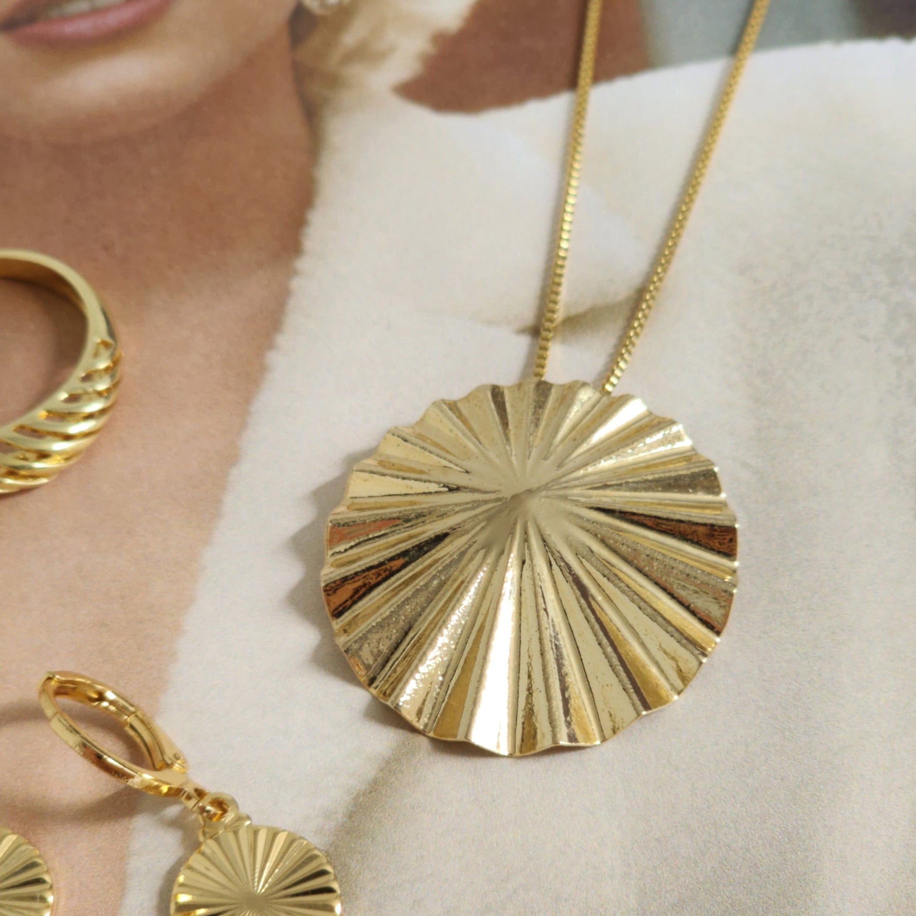 Kit Colar Orgânico + Brinco Argola Medalha Texturizada + Anel Croissant Regulável - Banho de Ouro 18k