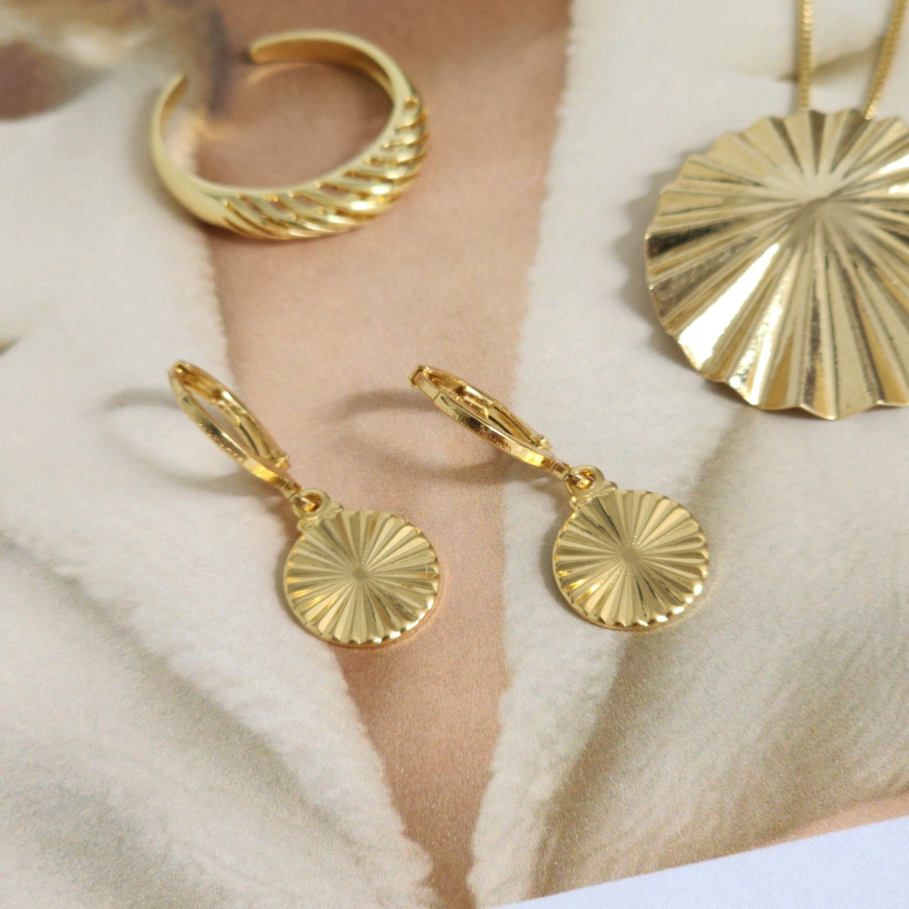 Kit Colar Orgânico + Brinco Argola Medalha Texturizada + Anel Croissant Regulável - Banho de Ouro 18k